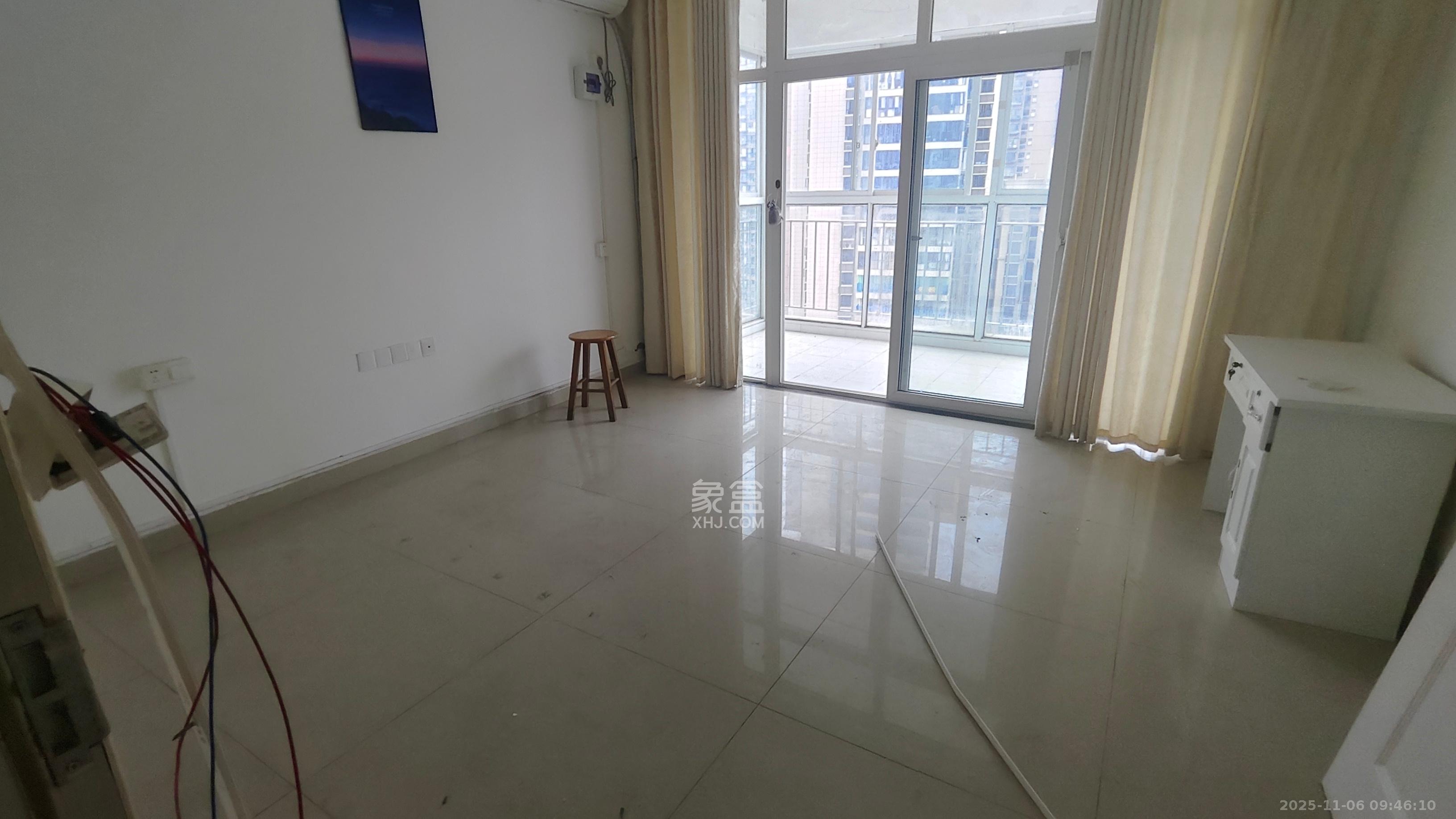 麓山润城 3室2厅1卫 2000.0元/月 麓山润城 3室2厅1卫 2000.0元/月室内图