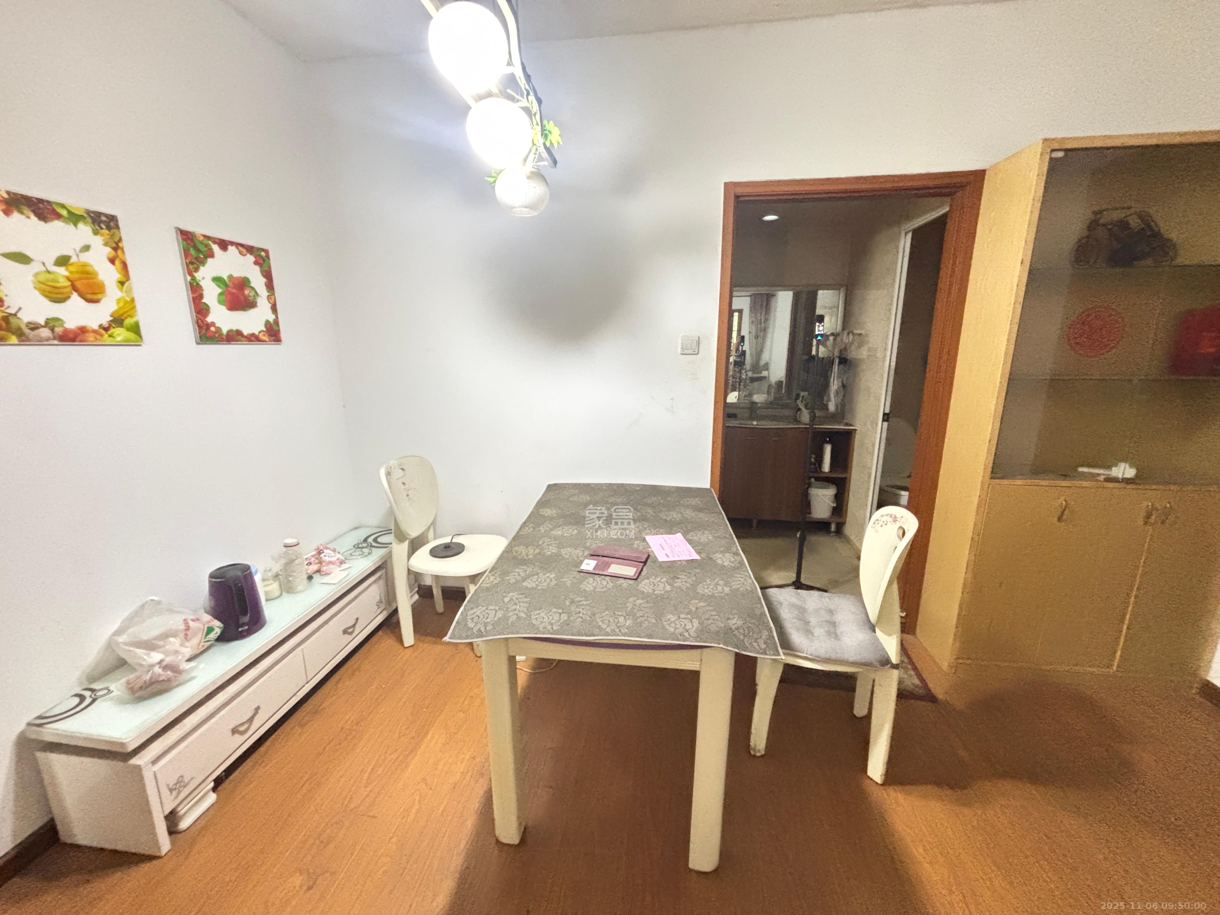 花漾年华（桂花园）  1室2厅1卫    2500.0元/月室内图