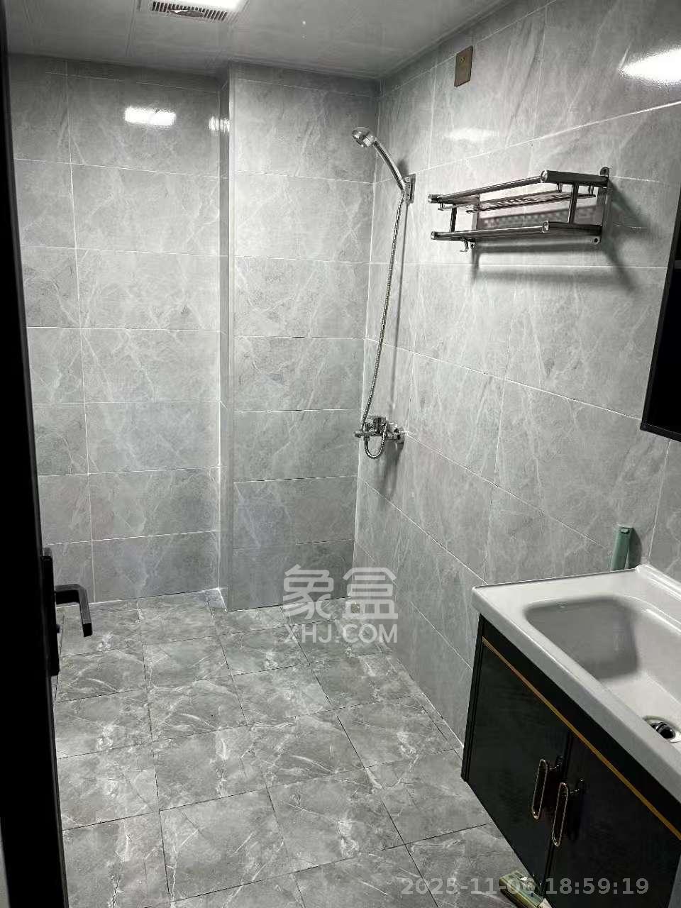 星湖湾二期高层  3室2厅1卫    2000.0元/月室内图