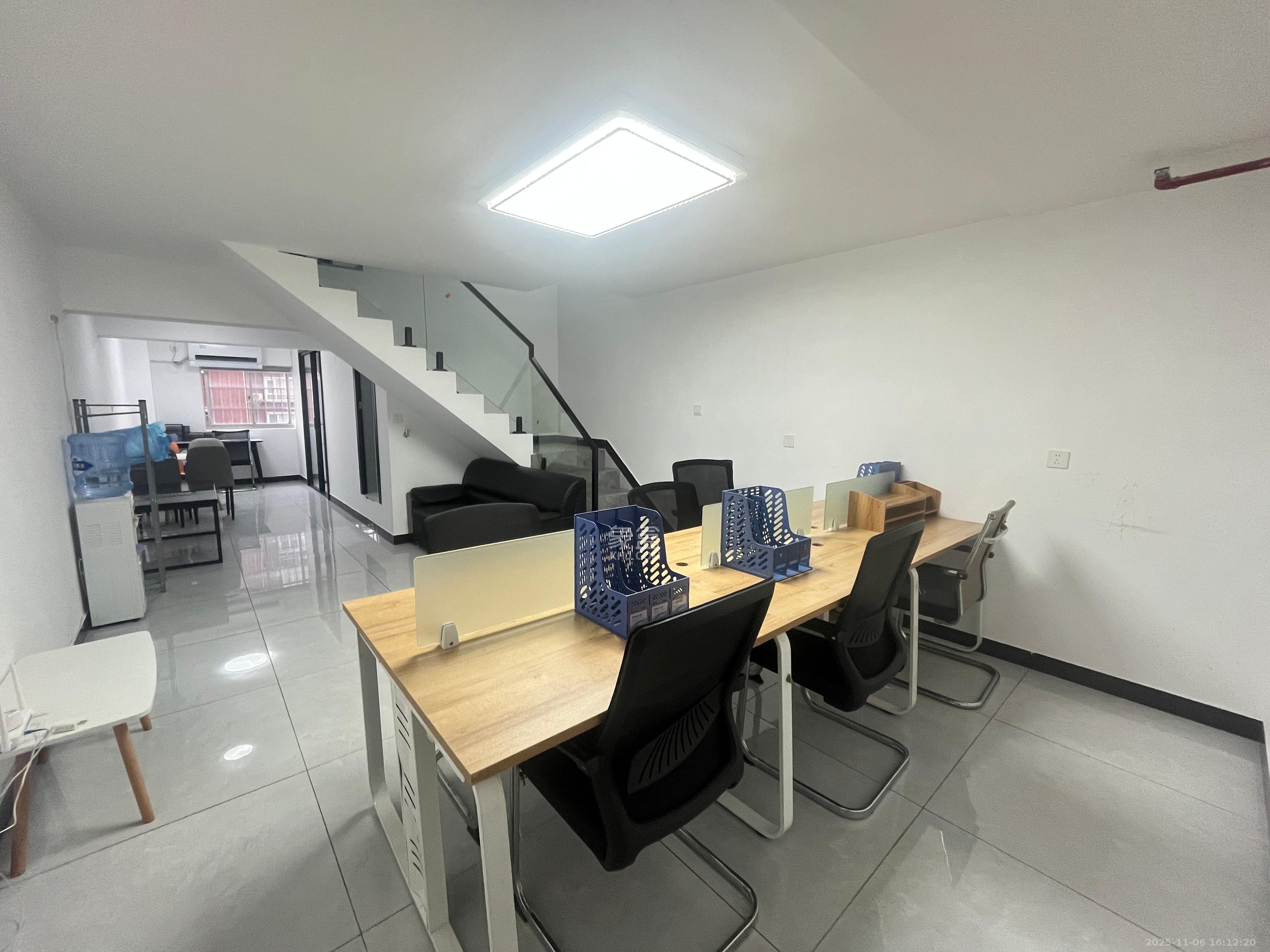 宏景名厦  3室2厅2卫    2600.0元/月室内图1