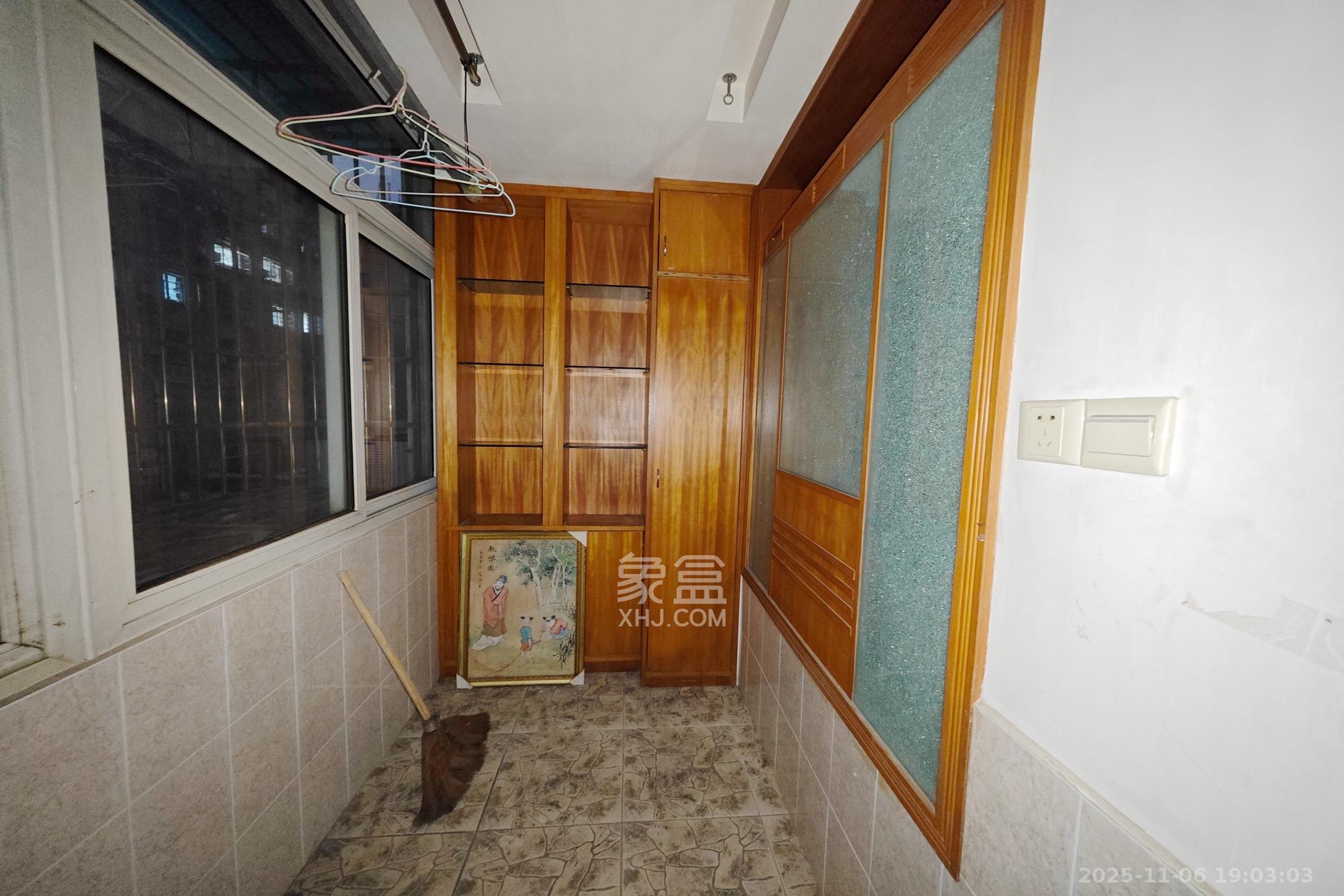 狮子山一片  3室1厅1卫    42.8万阳台