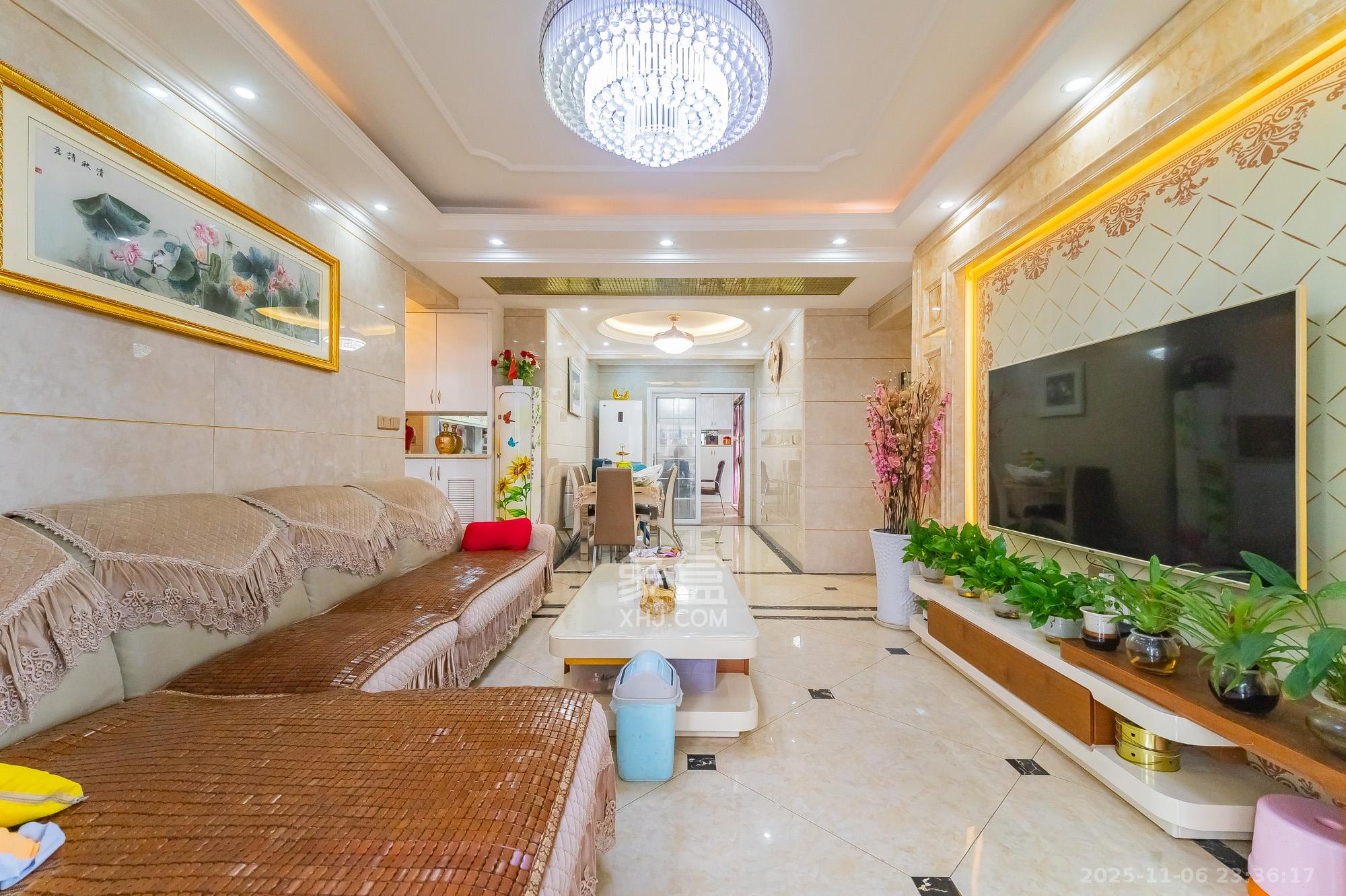 国泰九龙湾  4室2厅2卫    102.0万客厅