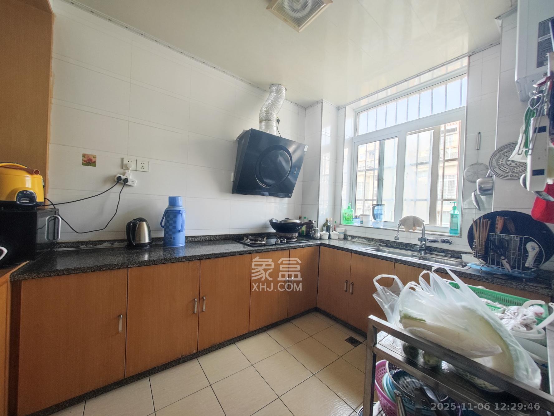 鄱阳小区  5室2厅2卫    70.0万厨房