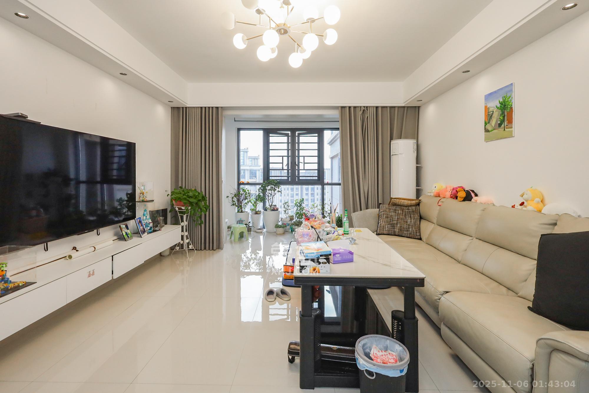 八方小区C区 4室2厅2卫 520.0万 八方小区C区 4室2厅2卫 520.0万客厅