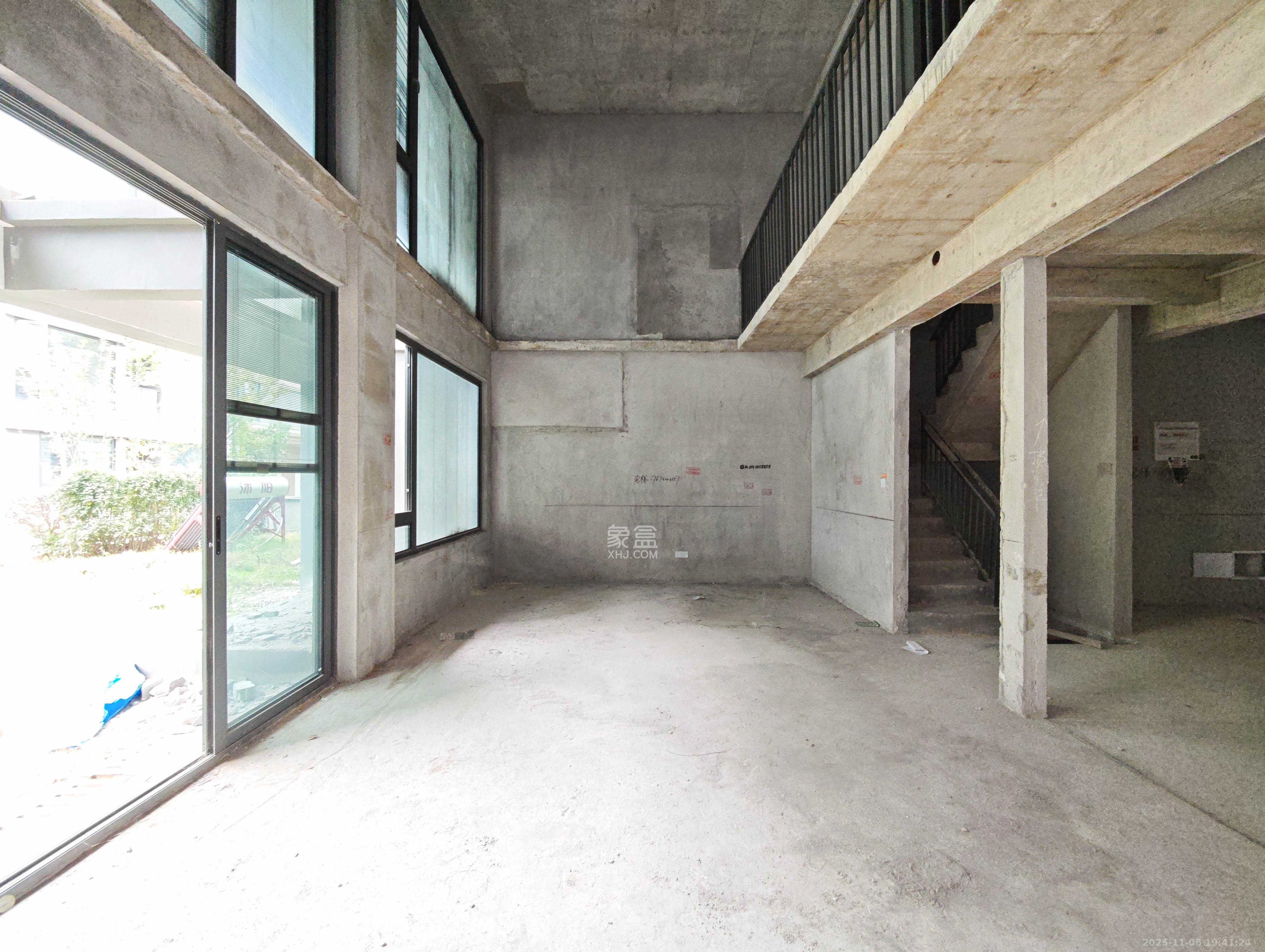 新城明昱东方  5室2厅3卫    319.0万客厅