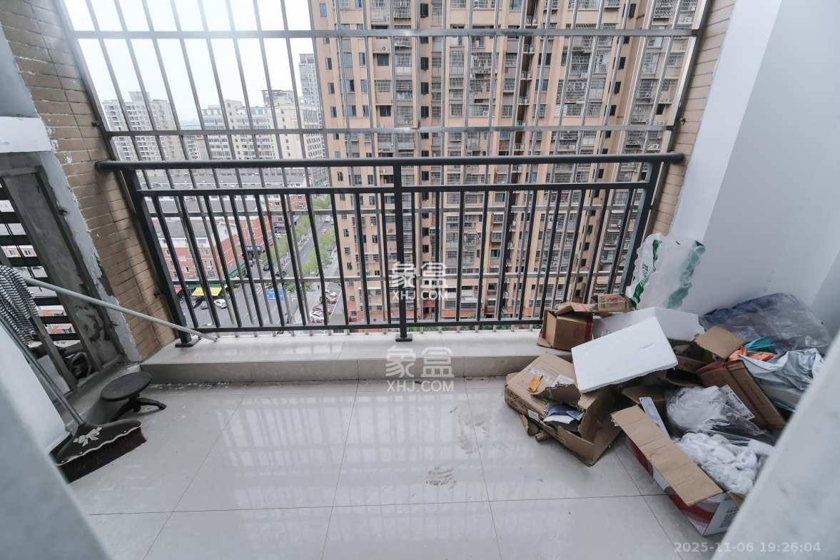 盛地春天里 3室2厅1卫 49.8万 盛地春天里 3室2厅1卫 49.8万阳台