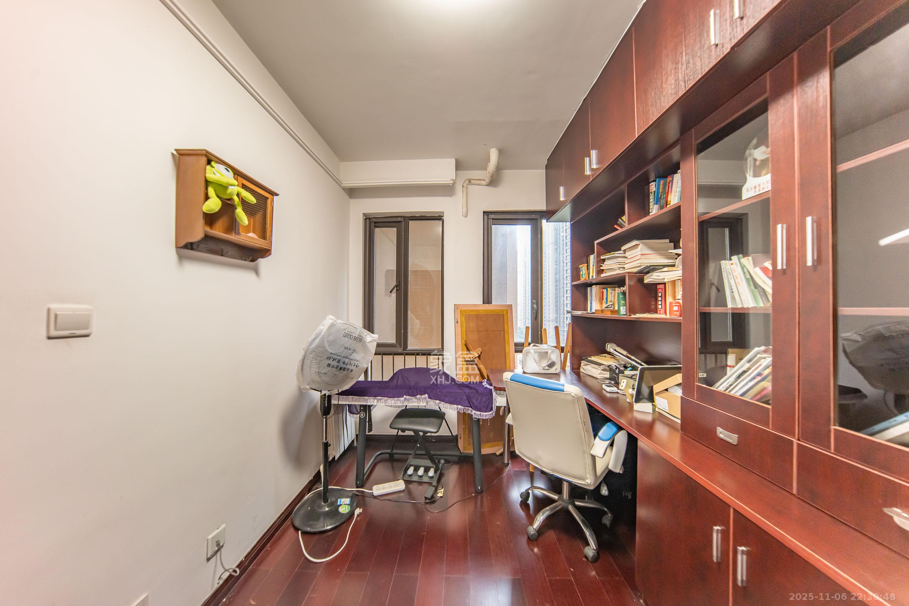 中海国际二期  3室2厅1卫    75.0万卧室