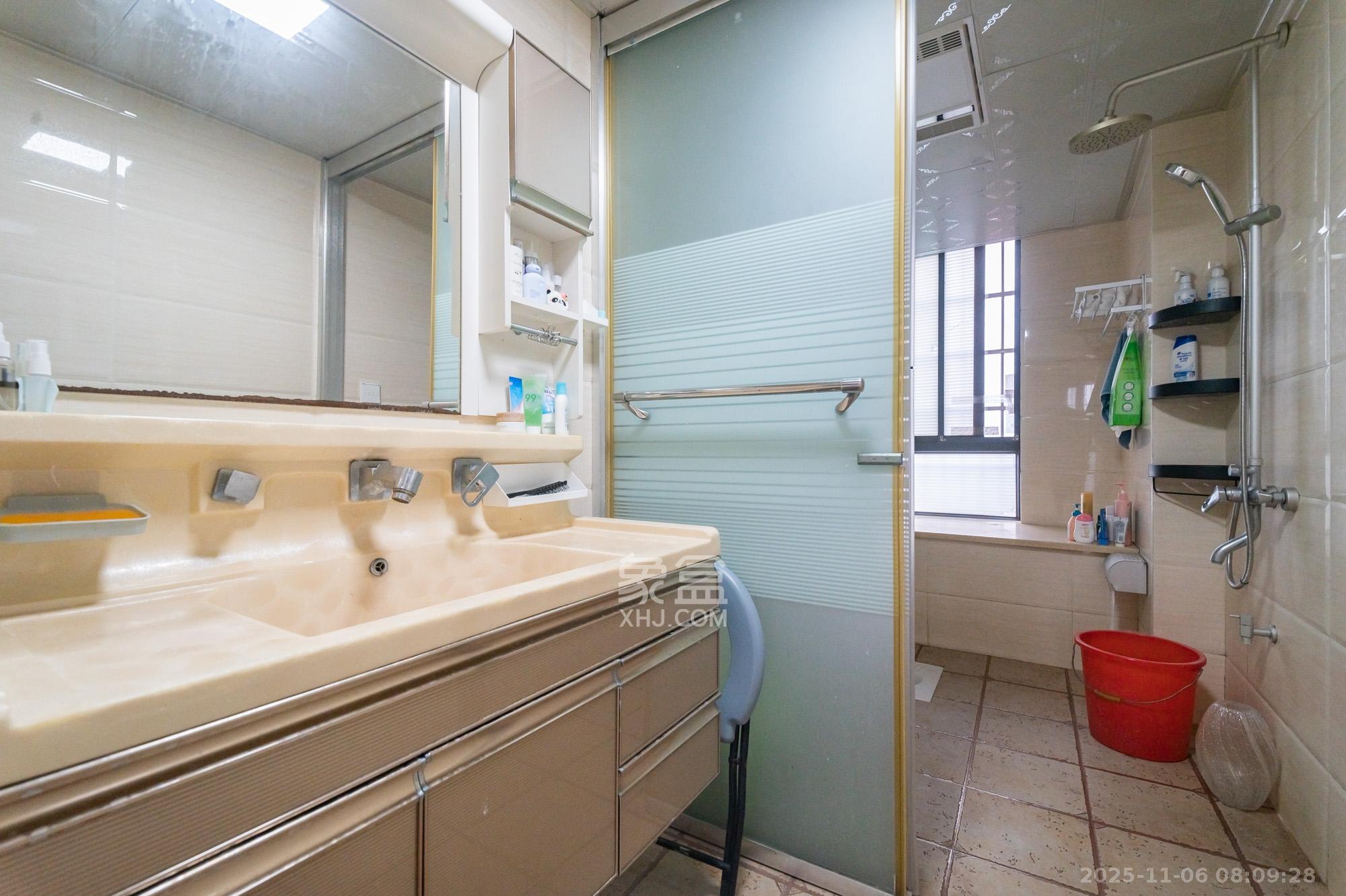 华润凤凰城二期 5室2厅2卫 109.8万 华润凤凰城二期 5室2厅2卫 109.8万卫生间