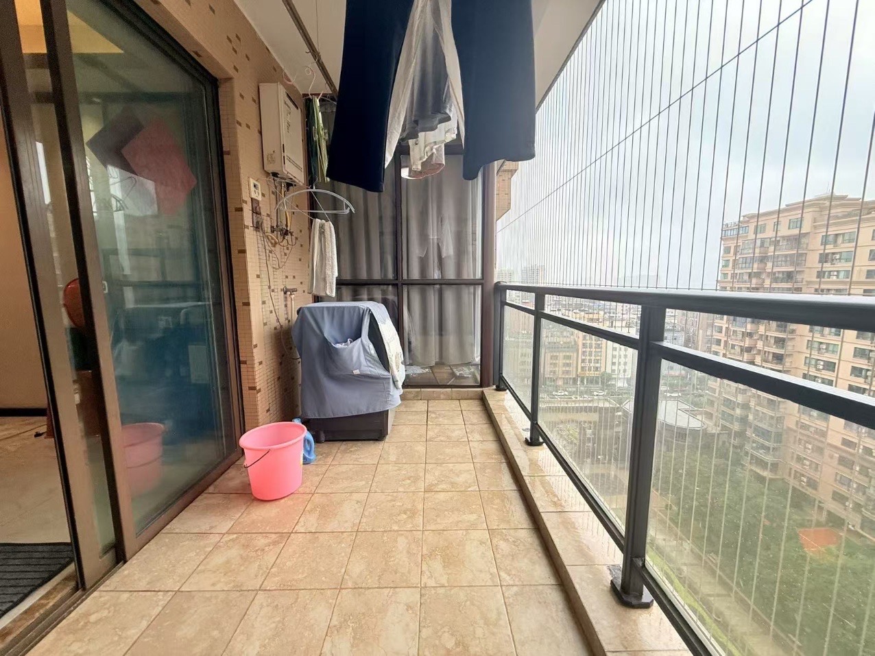 海岛国际名城  5室2厅2卫    300.0万客厅