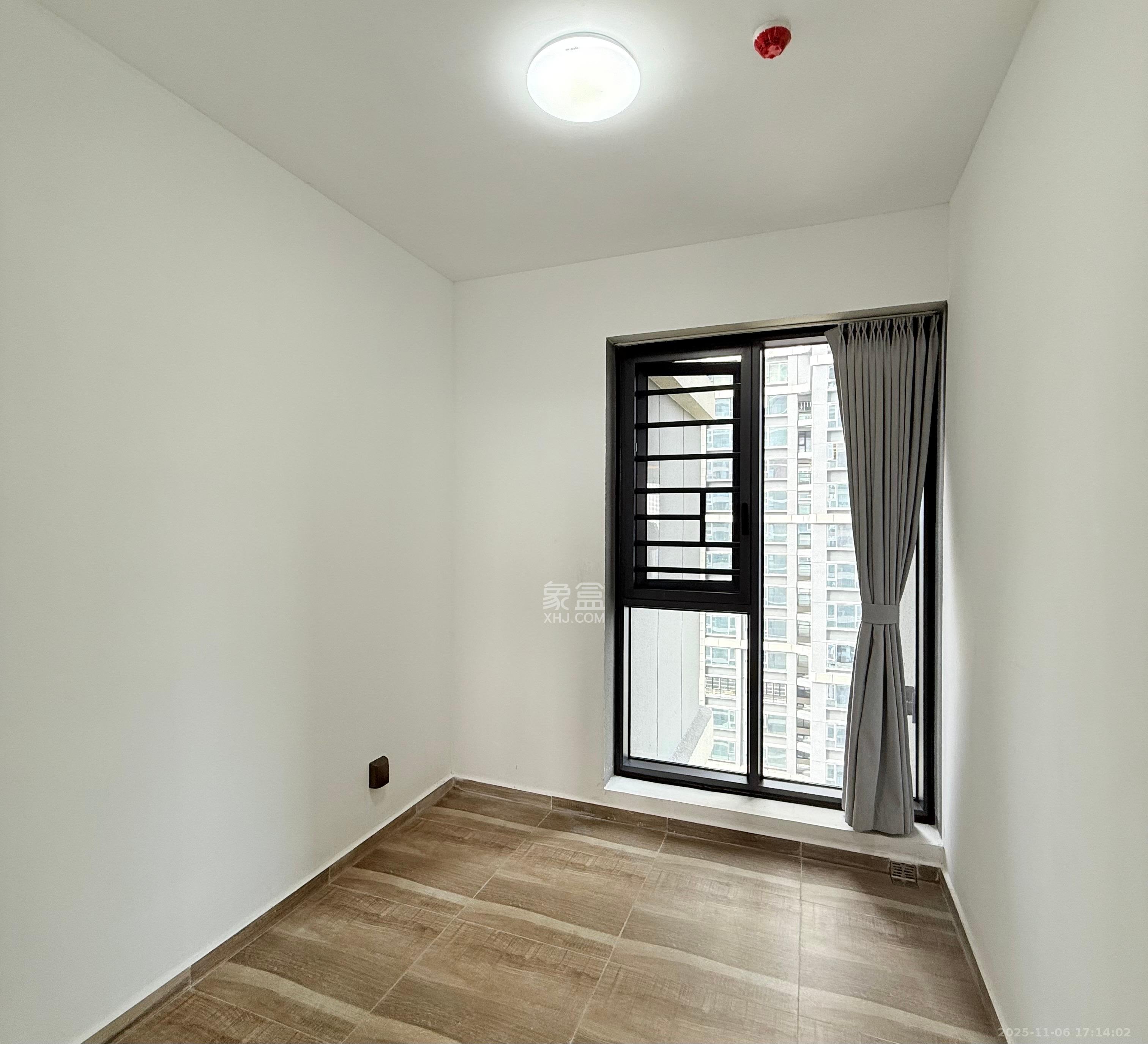 绿地V岛  4室2厅2卫    4500.0元/月室内图