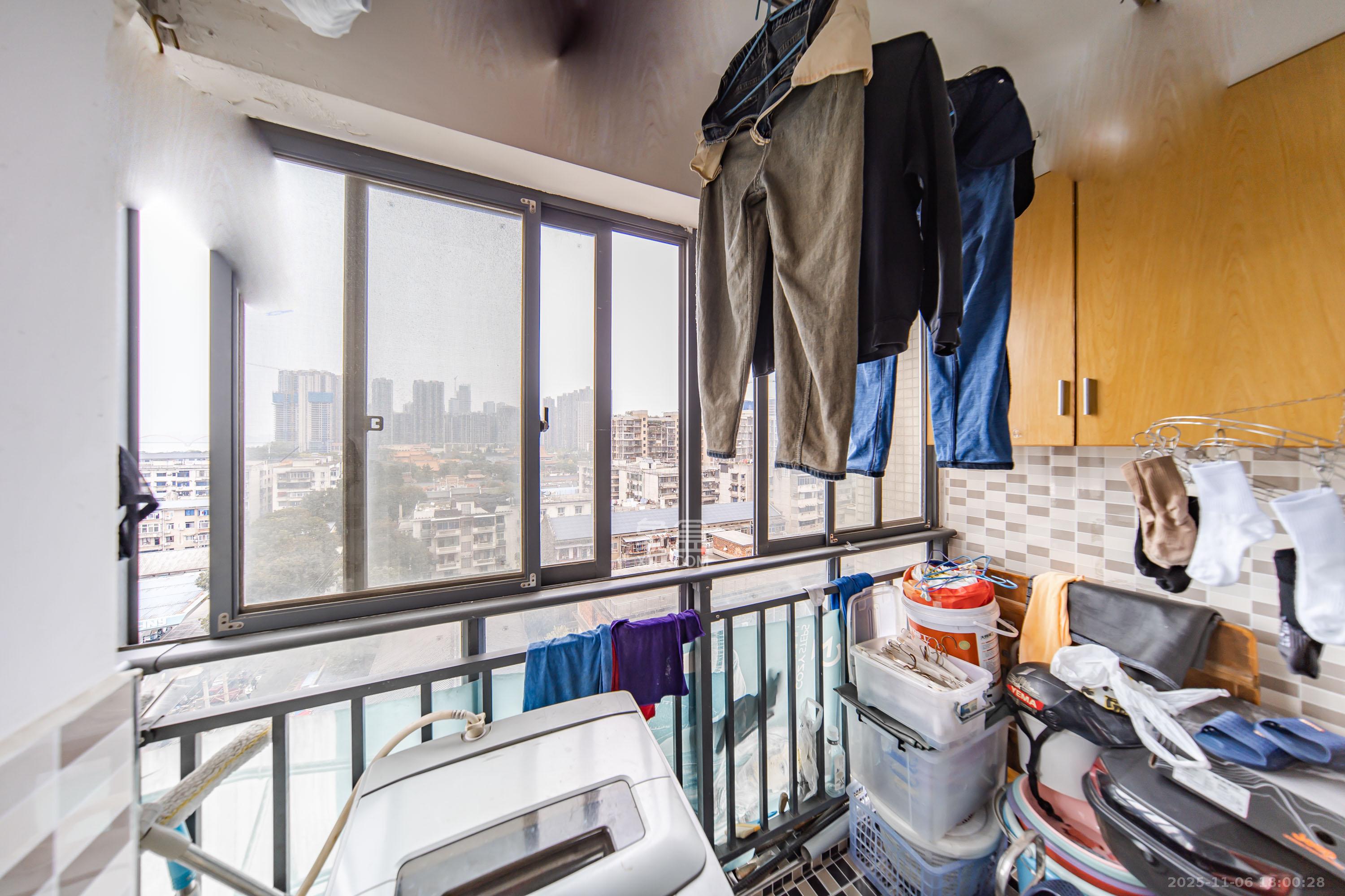 领航江阁 3室2厅1卫 90.0万 领航江阁 3室2厅1卫 90.0万阳台