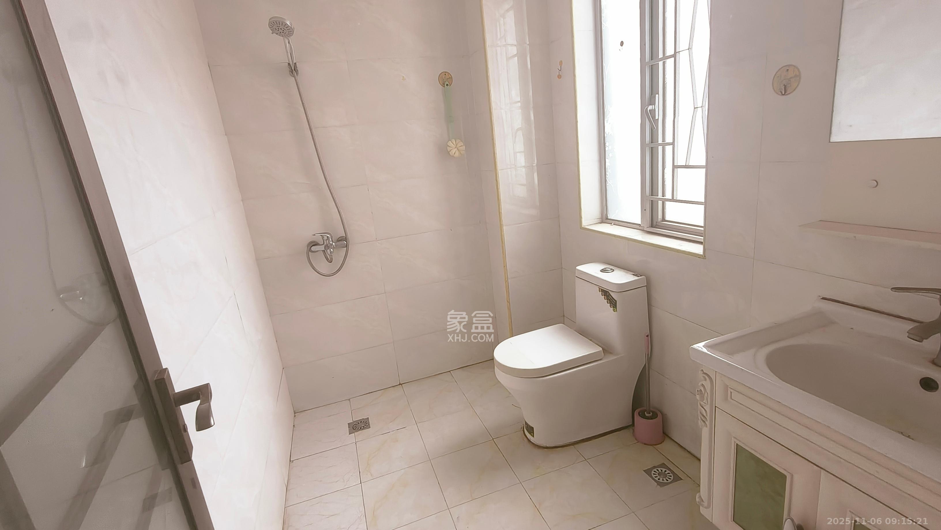 恒广国际景园一二区 1室2厅1卫 2000.0元/月 恒广国际景园一二区 1室2厅1卫 2000.0元/月室内图