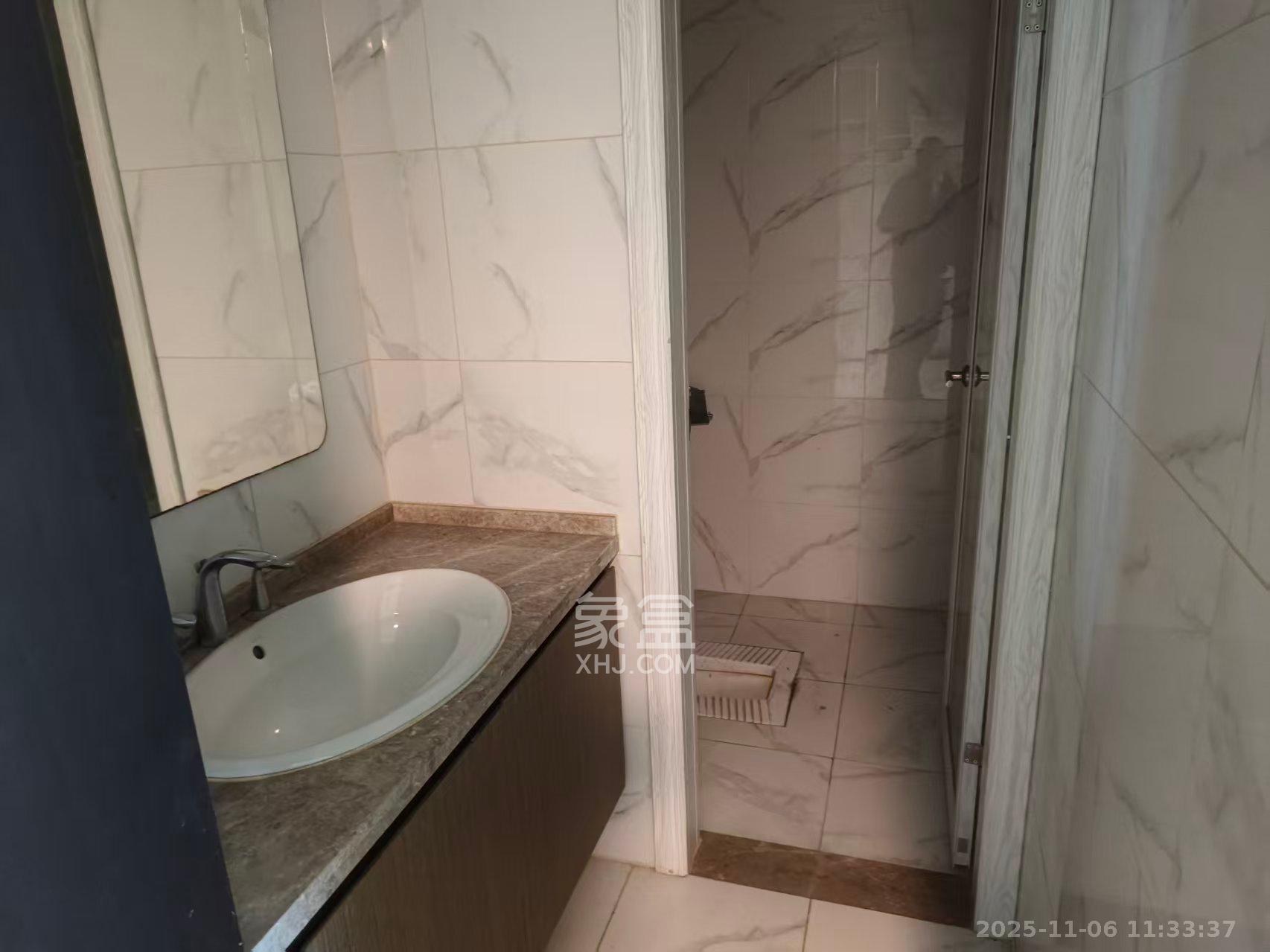 华城广场 1室2厅1卫 12500.0元/月 华城广场 1室2厅1卫 12500.0元/月室内图