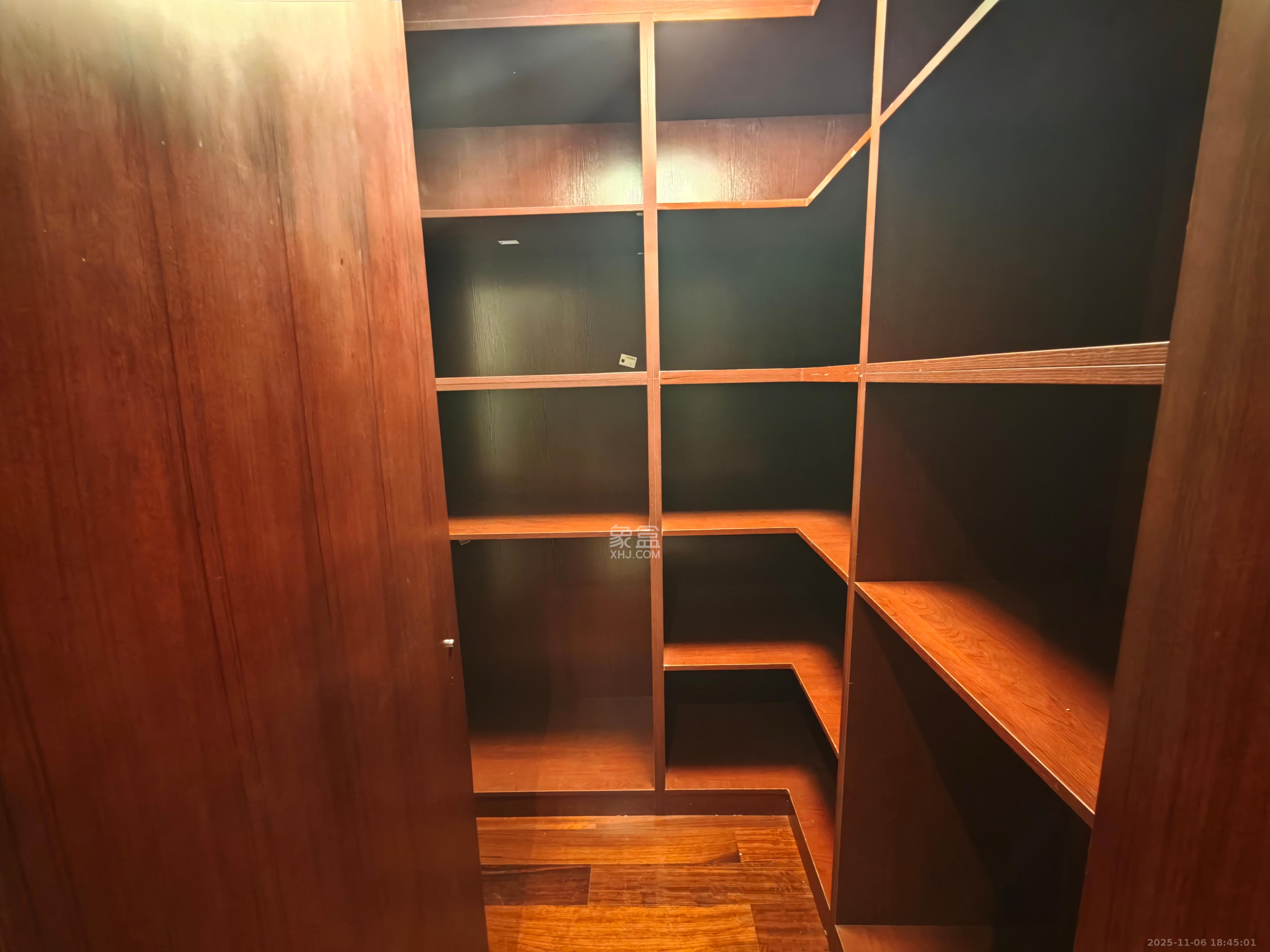 运达中央广场一、二期  4室2厅2卫    10000.0元/月室内图