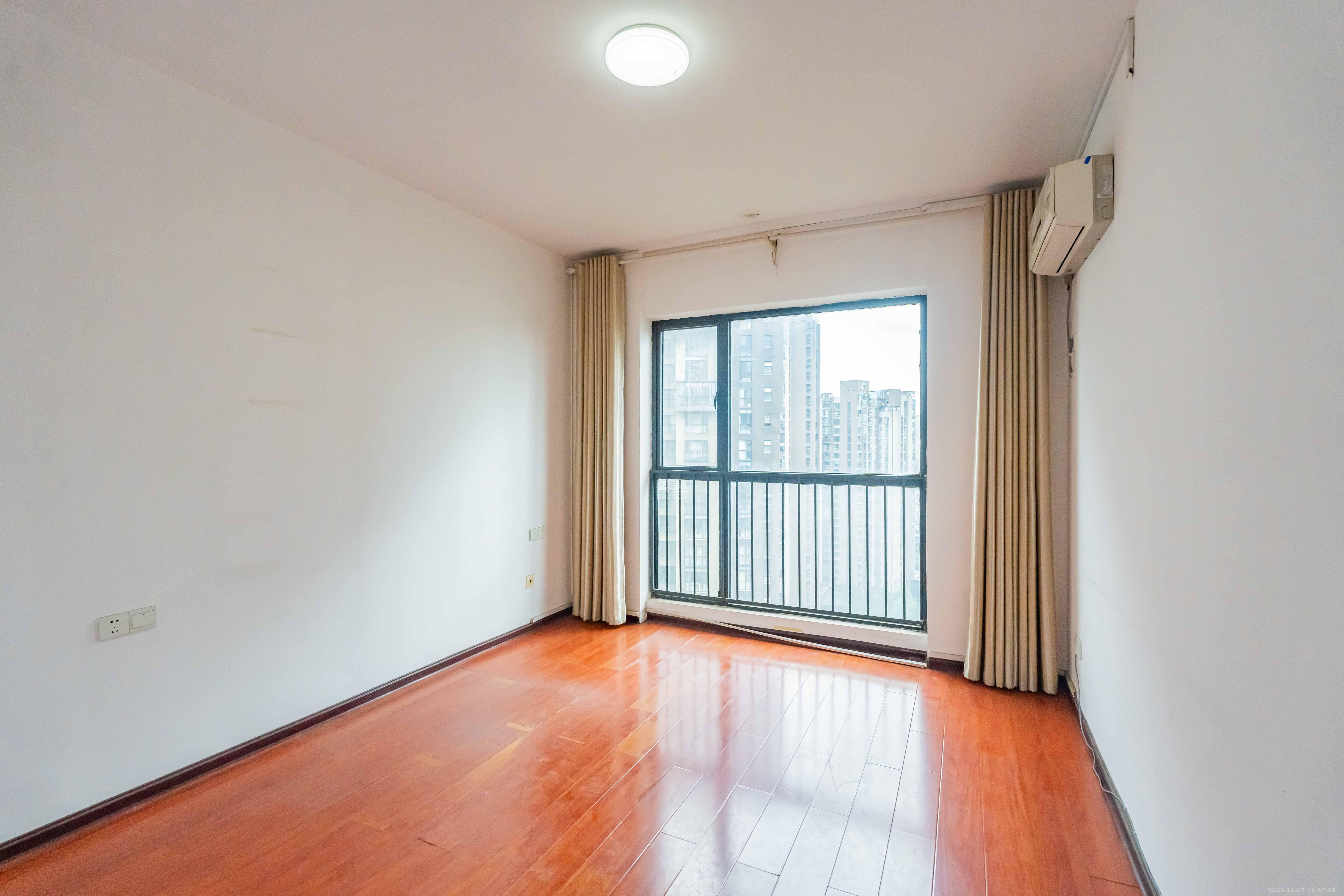 金土地第一湾  3室2厅2卫    2500.0元/月室内图