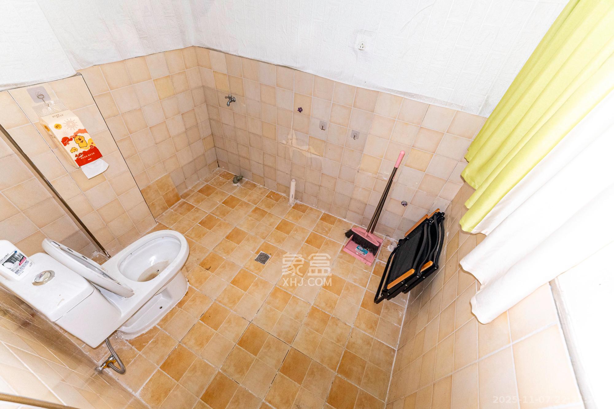 山水湾 5室2厅2卫 410.0万 山水湾 5室2厅2卫 410.0万卫生间