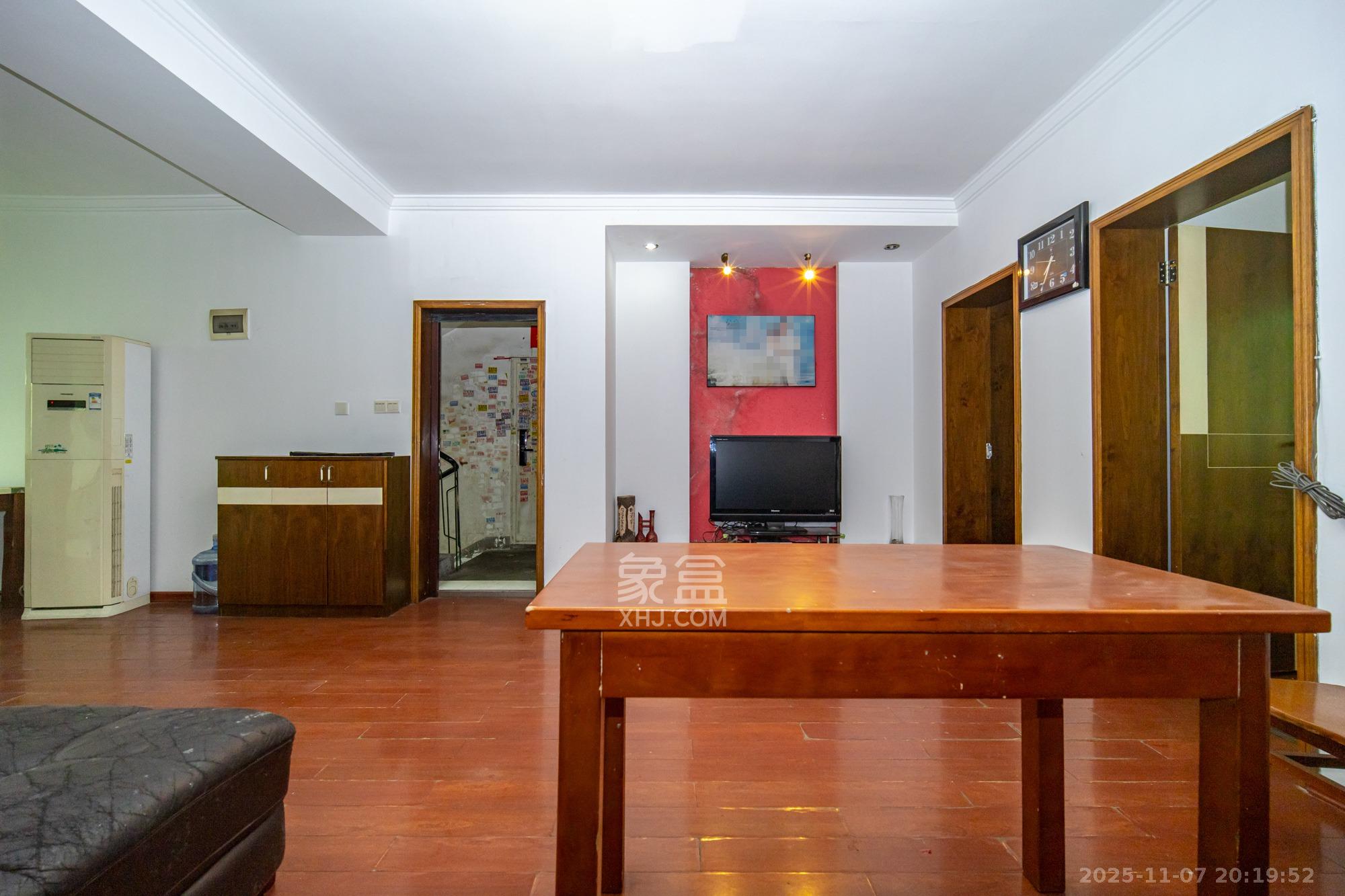 中南汽车世界 2室2厅1卫 29.8万 中南汽车世界 2室2厅1卫 29.8万客厅