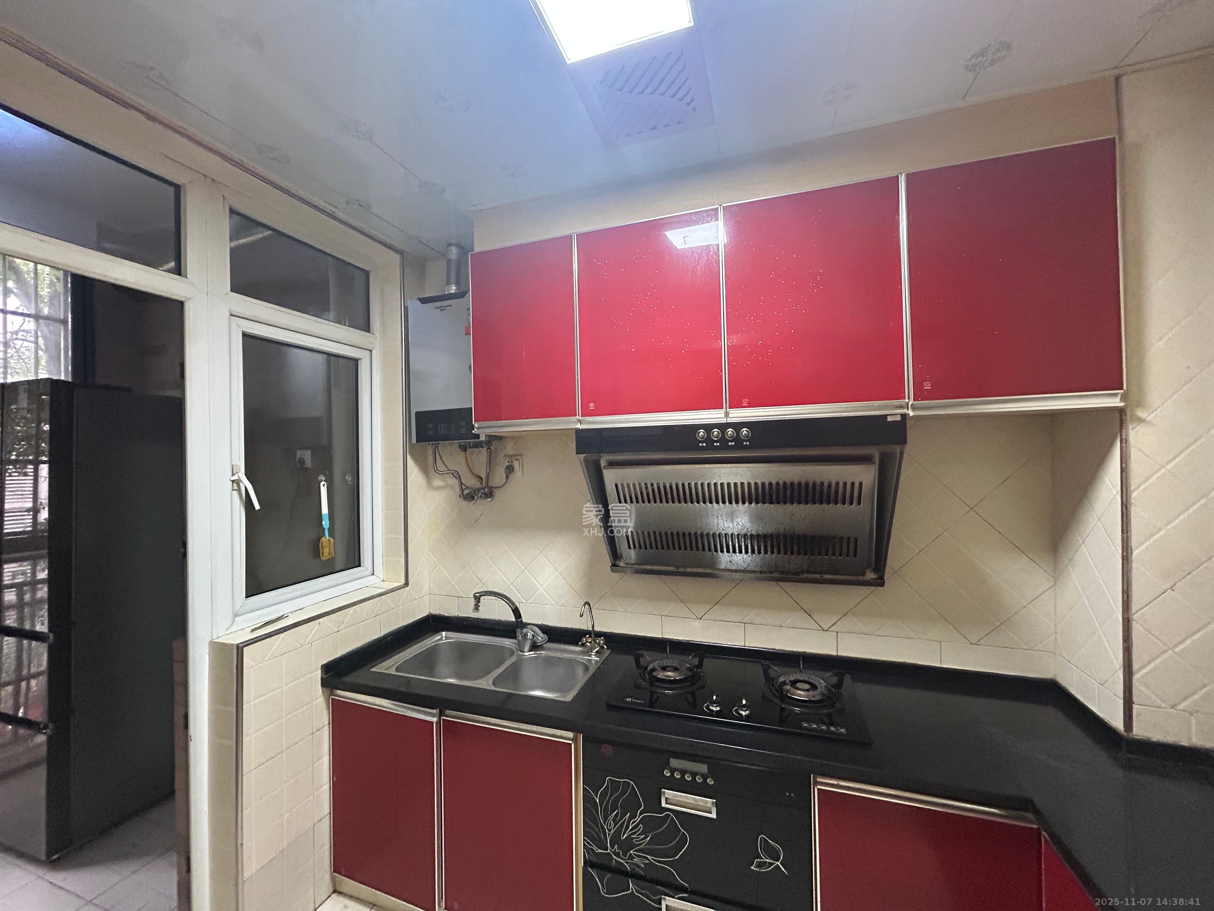 山水湾 3室2厅1卫 1600.0元/月 山水湾 3室2厅1卫 1600.0元/月室内图