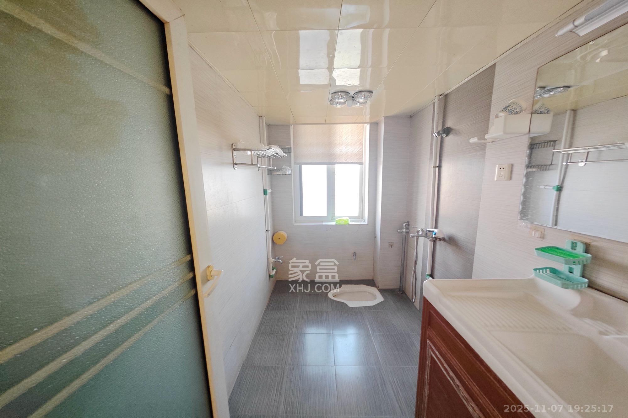 官塘公寓  3室2厅2卫    2000.0元/月室内图