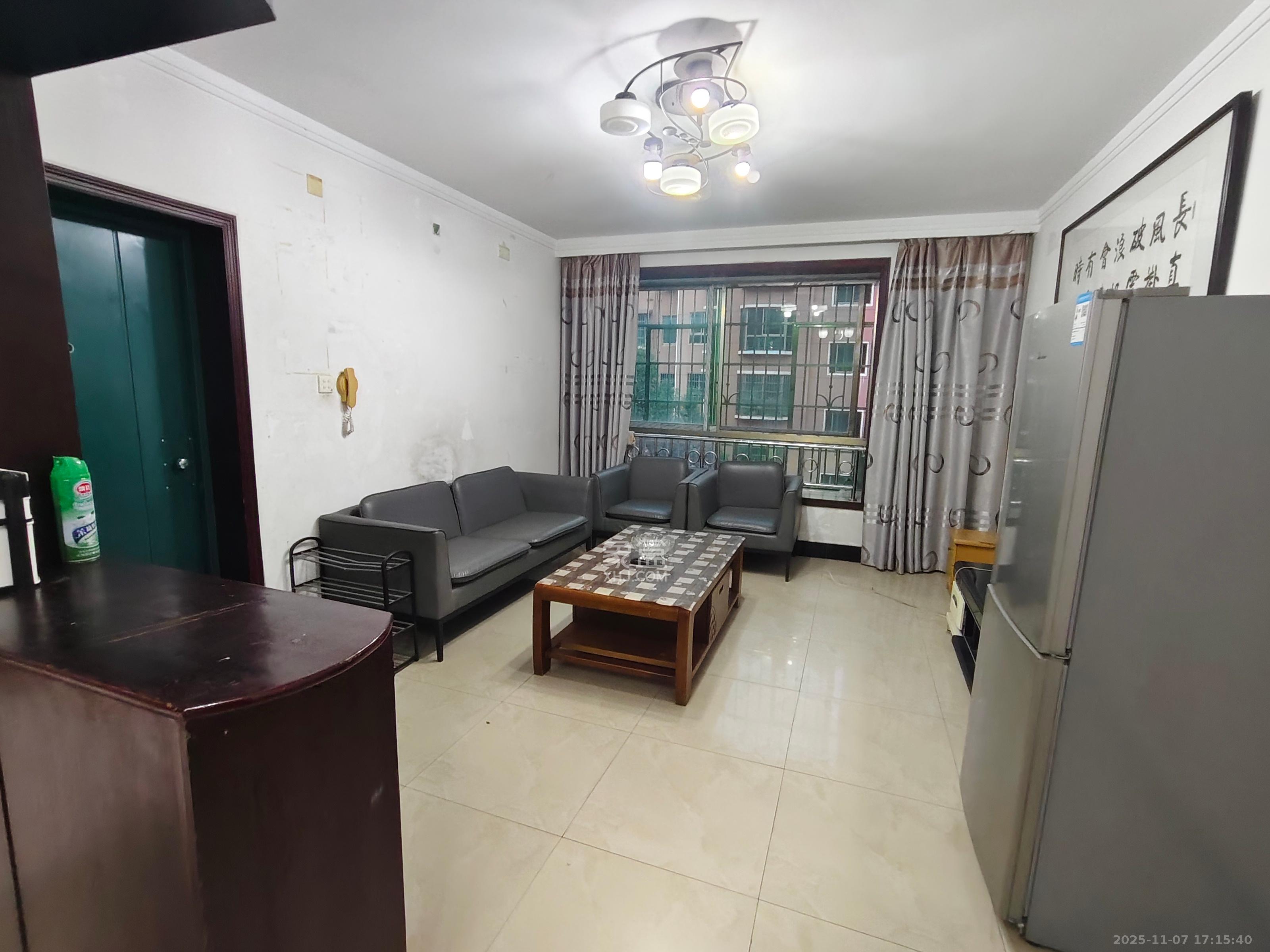 阳明山庄  3室2厅1卫    2000.0元/月