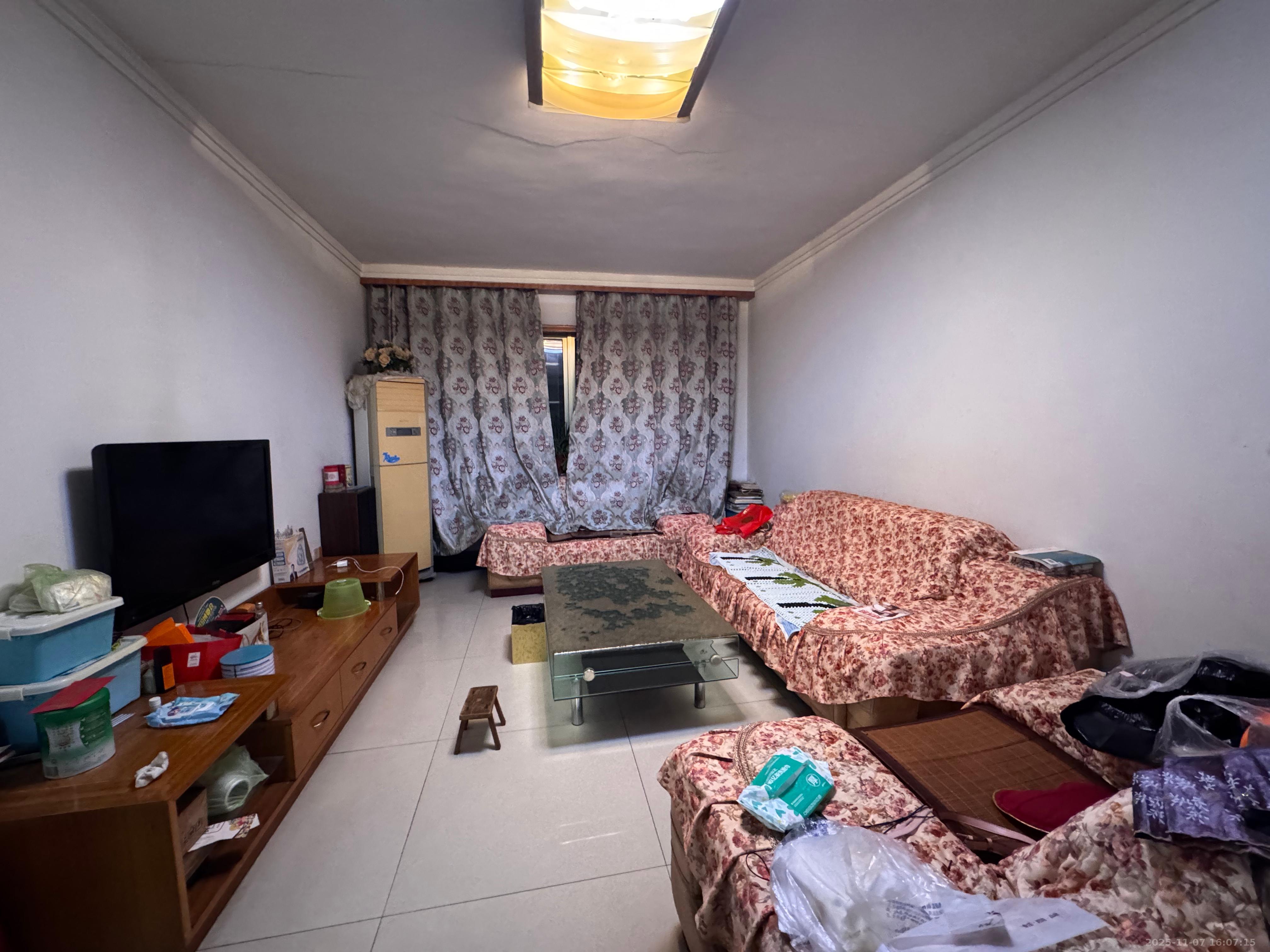 天台小区  3室2厅2卫    1300.0元/月