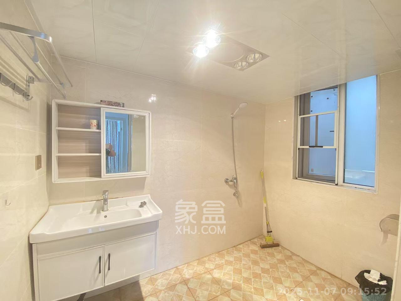 绿地新都会  2室2厅1卫    1800.0元/月室内图