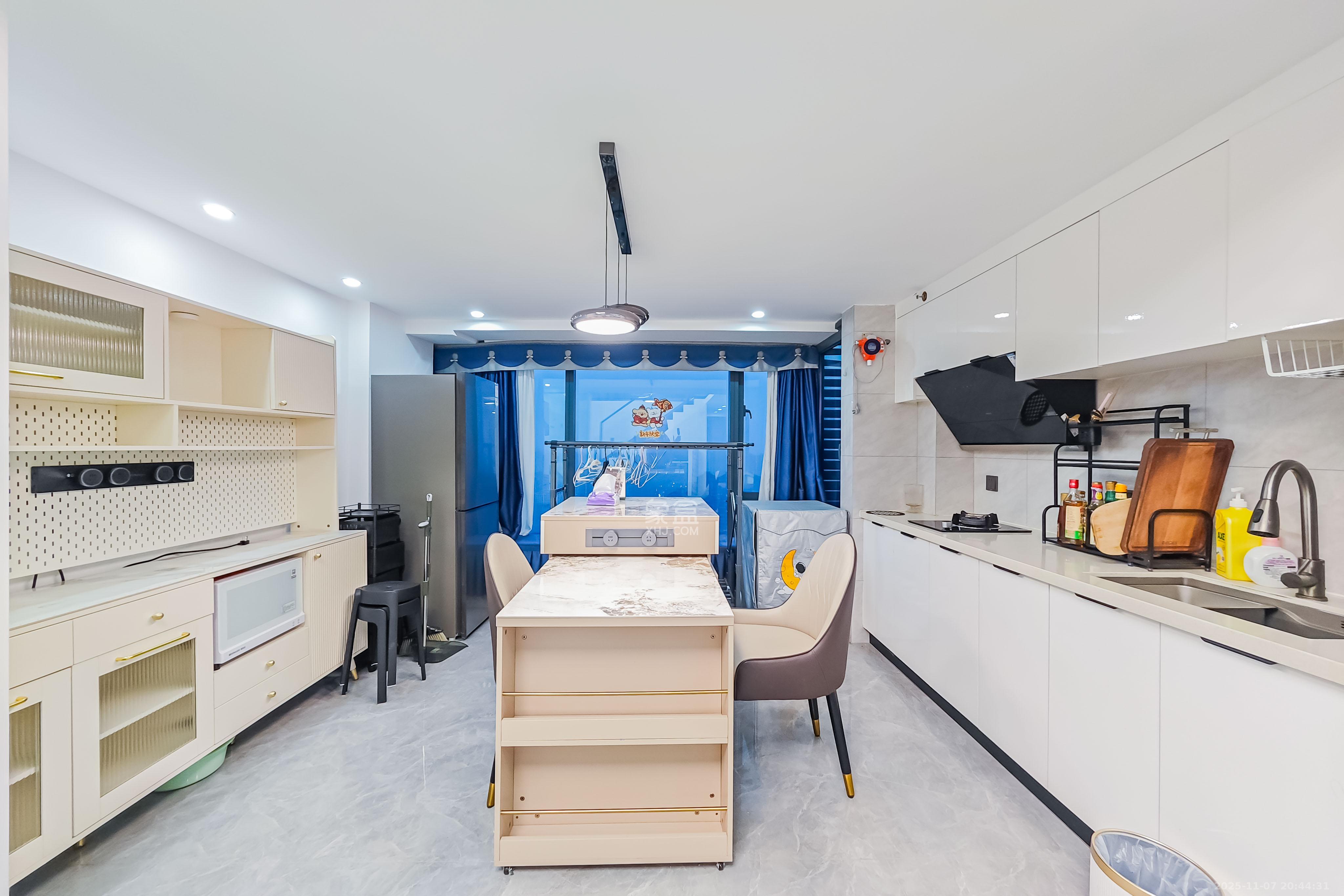 京武浪琴山三期(京武中心) 2室2厅2卫 70.0万 京武浪琴山三期(京武中心) 2室2厅2卫 70.0万厨房