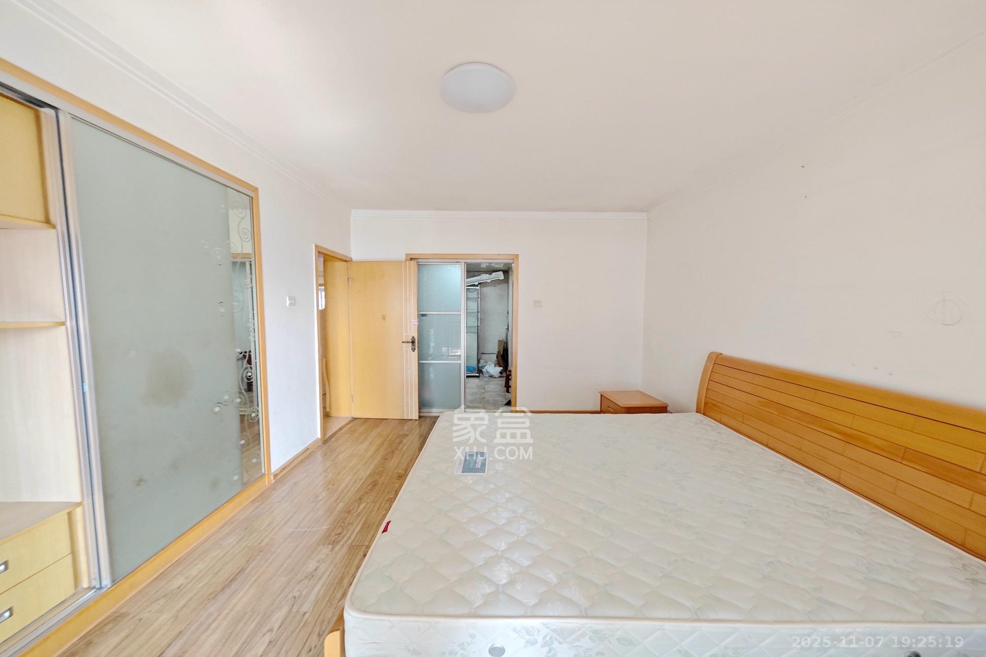 官塘公寓  3室2厅2卫    2000.0元/月室内图