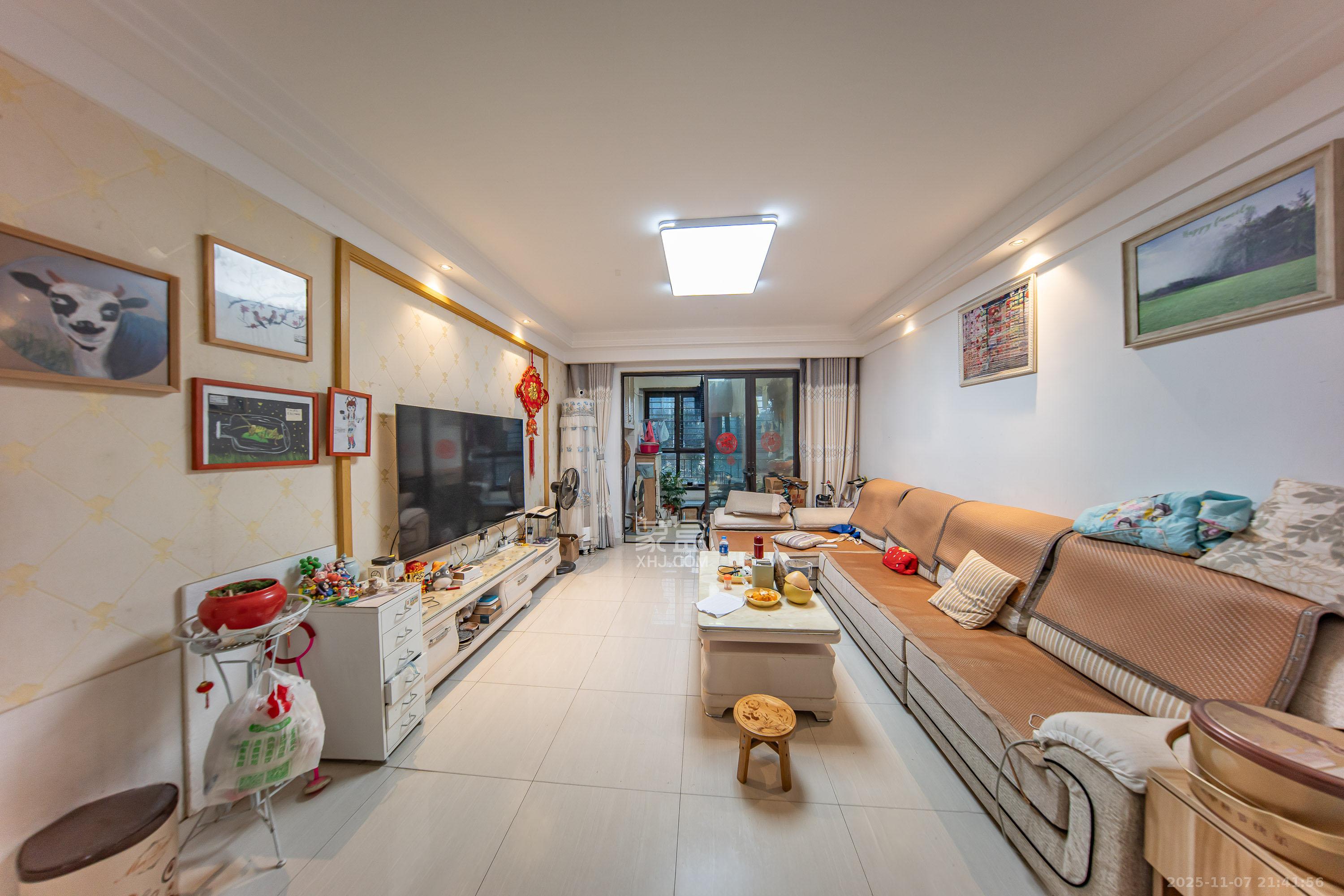 中海国际四期 3室2厅2卫 70.0万 中海国际四期 3室2厅2卫 70.0万客厅