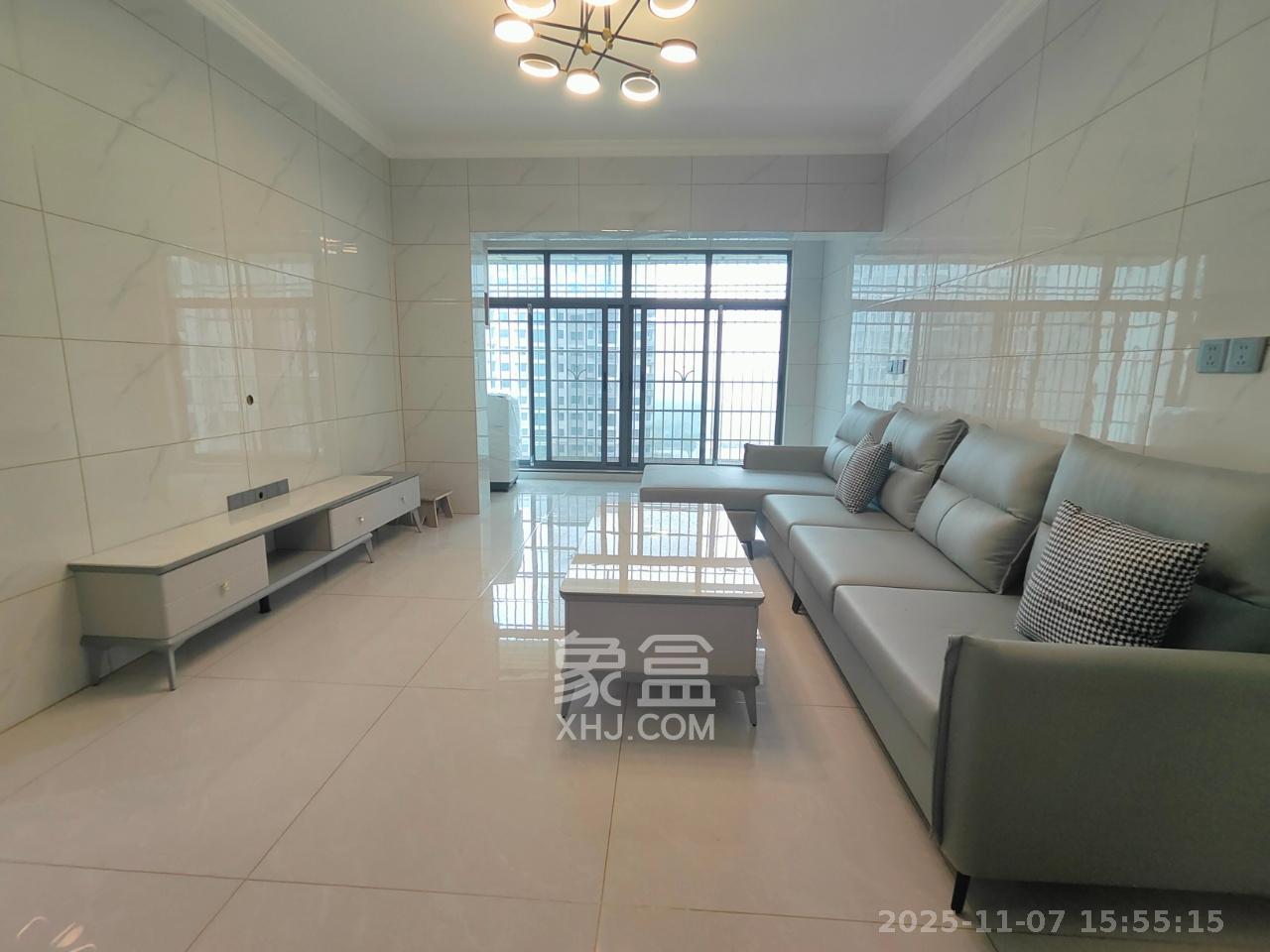 坪山家园  3室2厅2卫    1800.0元/月室内图