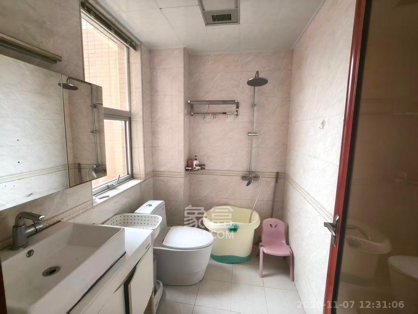 恒广国际景园一二区 3室2厅2卫 2500.0元/月 恒广国际景园一二区 3室2厅2卫 2500.0元/月室内图