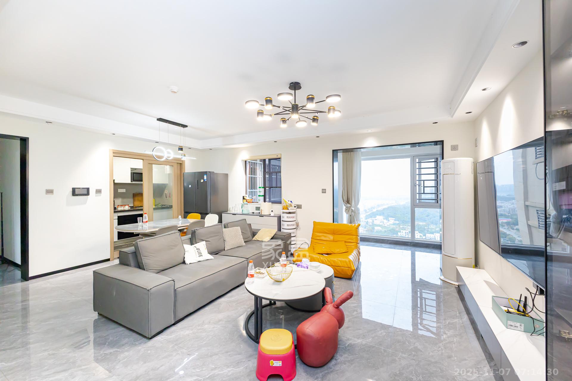 时代倾城二期  3室2厅2卫    98.0万客厅