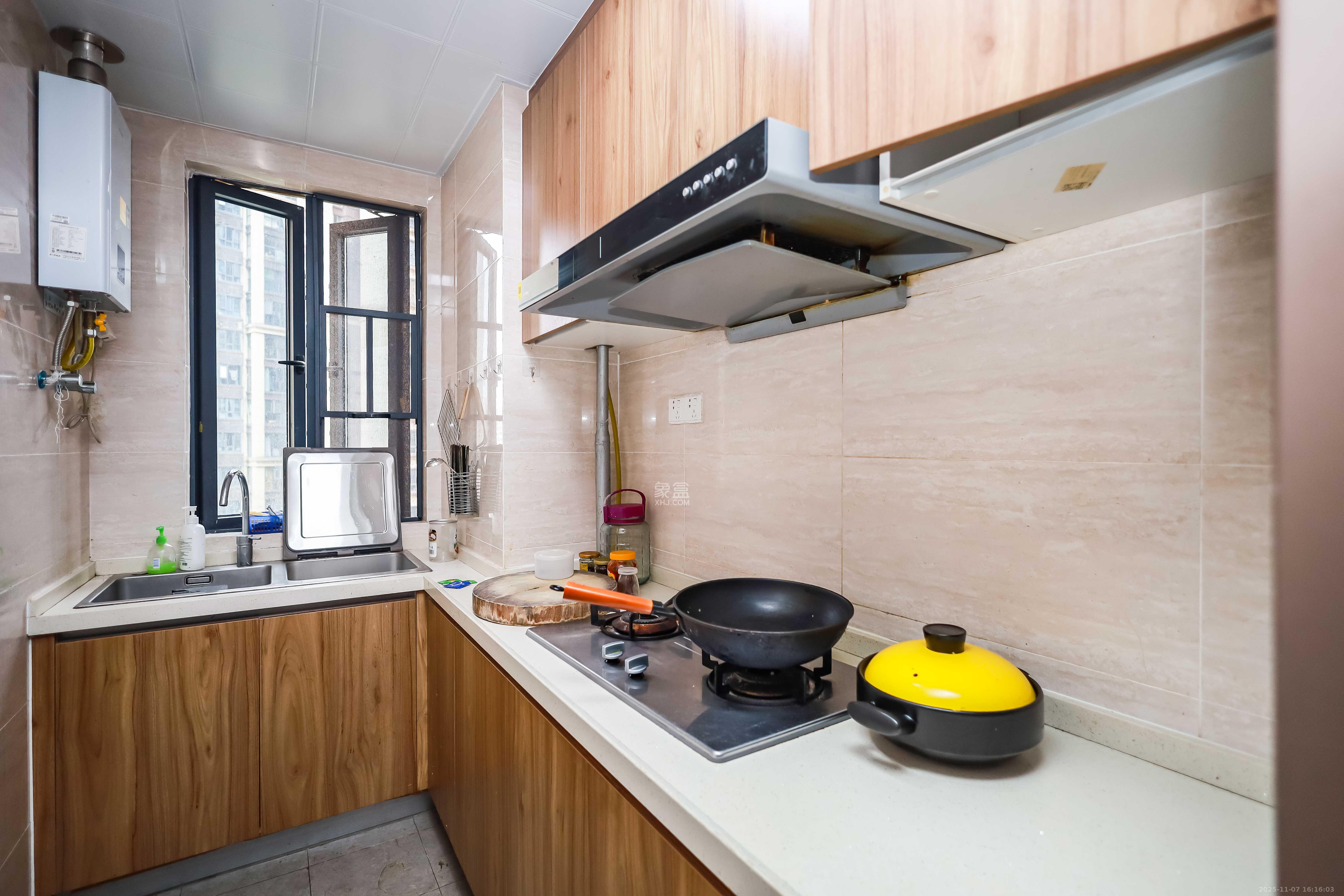 荣泰广场 4室2厅2卫 105.0万 荣泰广场 4室2厅2卫 105.0万厨房