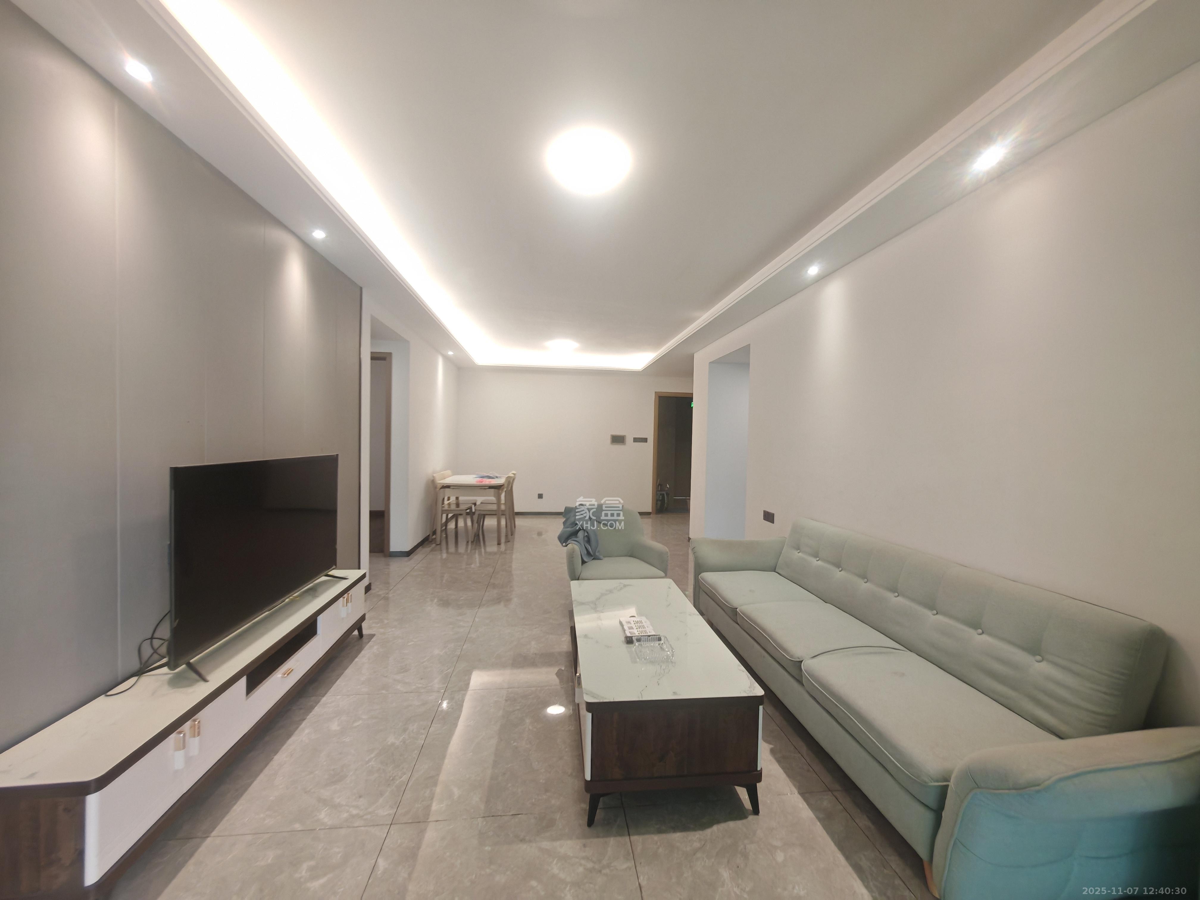 招商华发依云曦城  3室2厅2卫    2400.0元/月