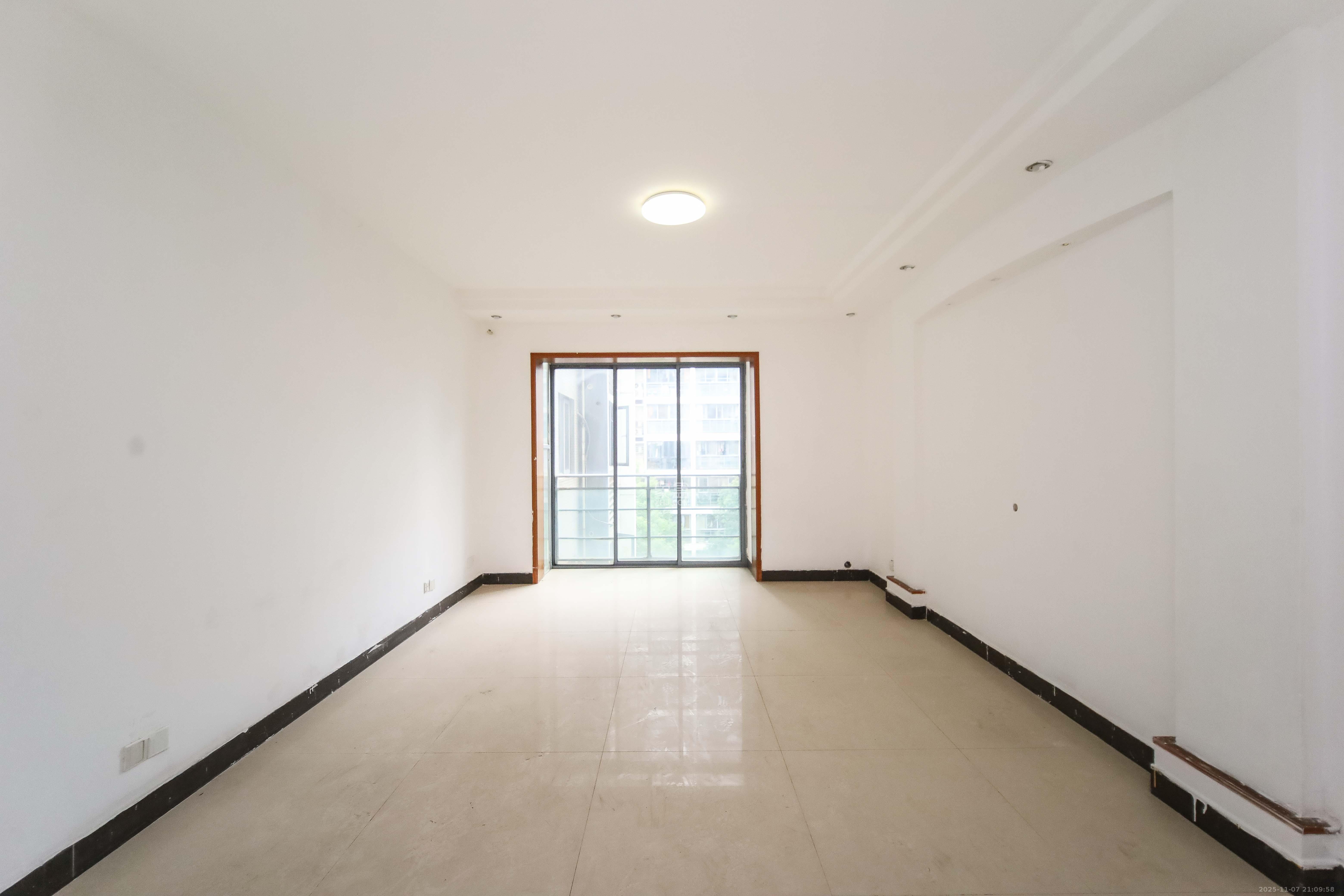 银港水晶城 3室2厅2卫 99.8万 银港水晶城 3室2厅2卫 99.8万客厅