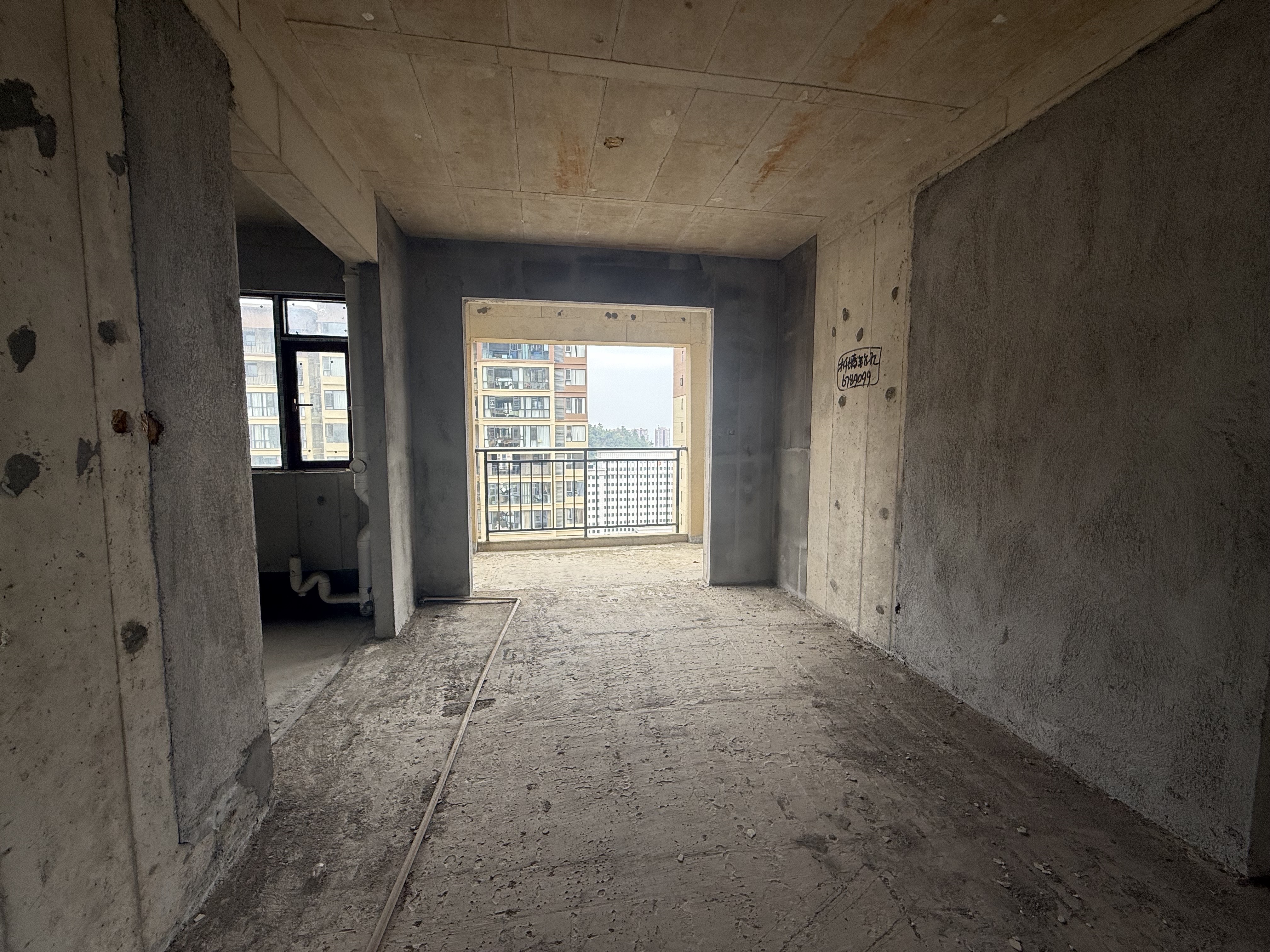 吉大汉珠山府 4室2厅2卫 93.8万 吉大汉珠山府 4室2厅2卫 93.8万客厅