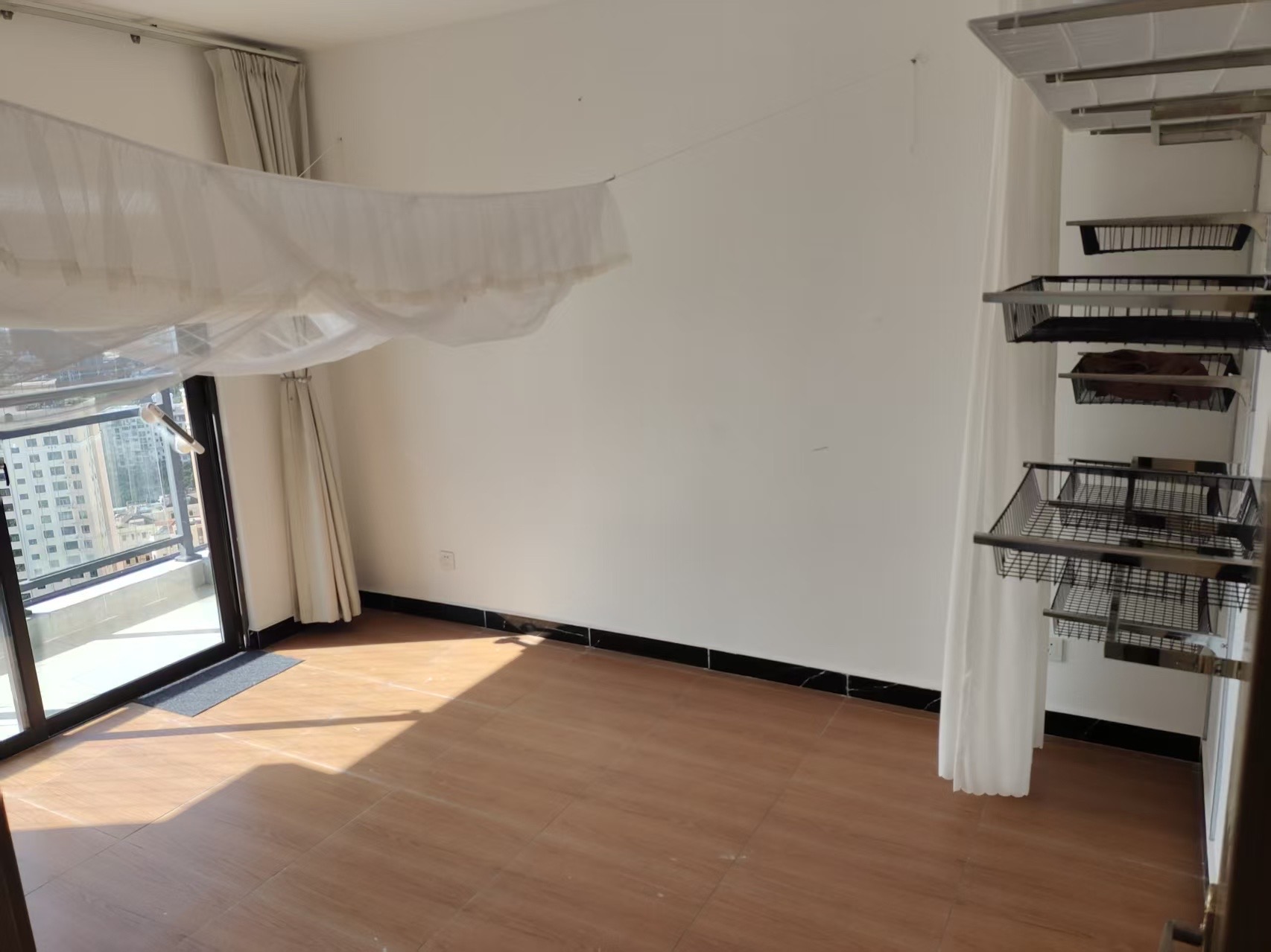 坡博家园五区 3室2厅1卫 2700.0元/月 坡博家园五区 3室2厅1卫 2700.0元/月室内图