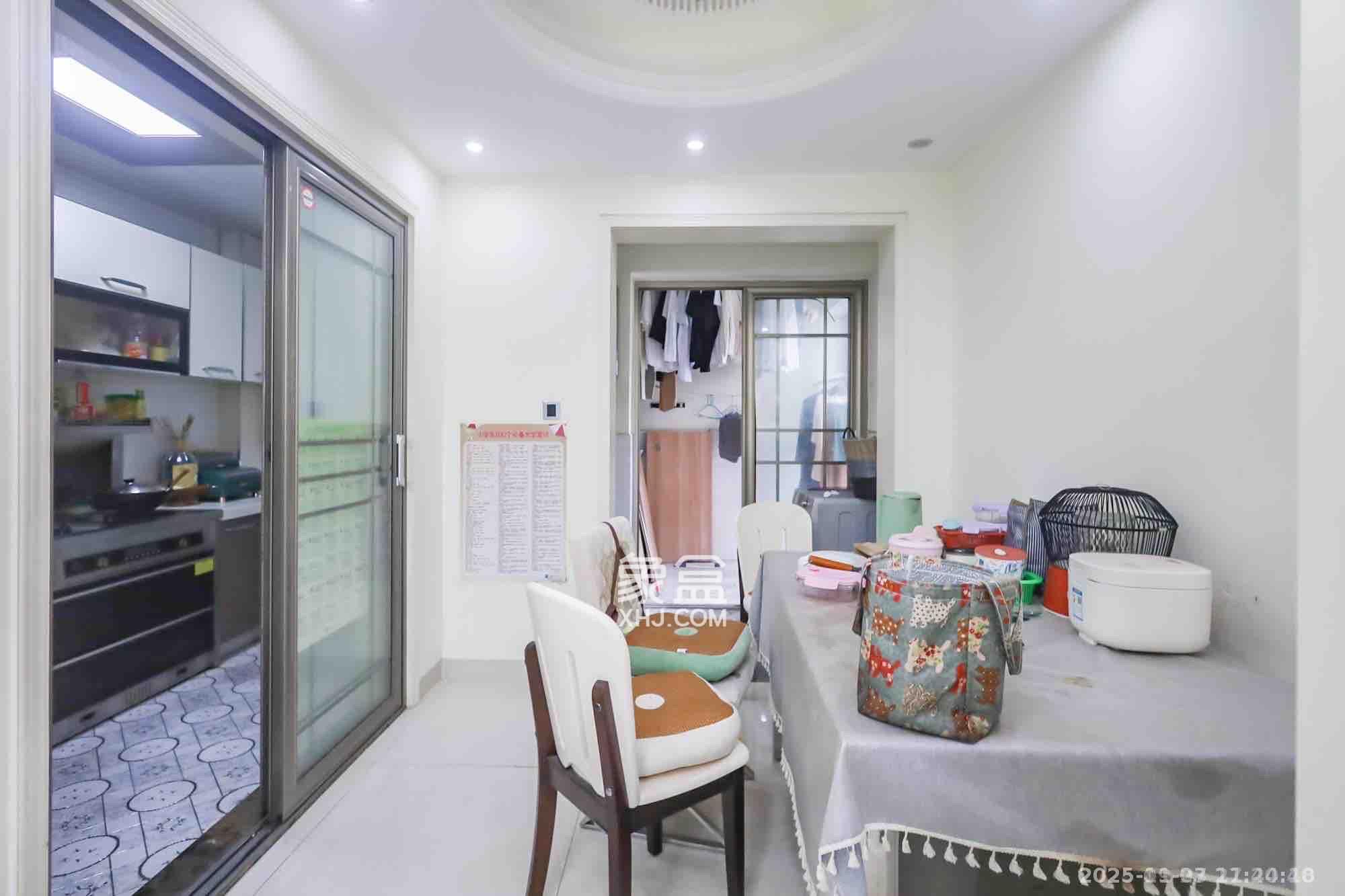 奥克斯广场 3室2厅2卫 3200.0元/月 奥克斯广场 3室2厅2卫 3200.0元/月室内图