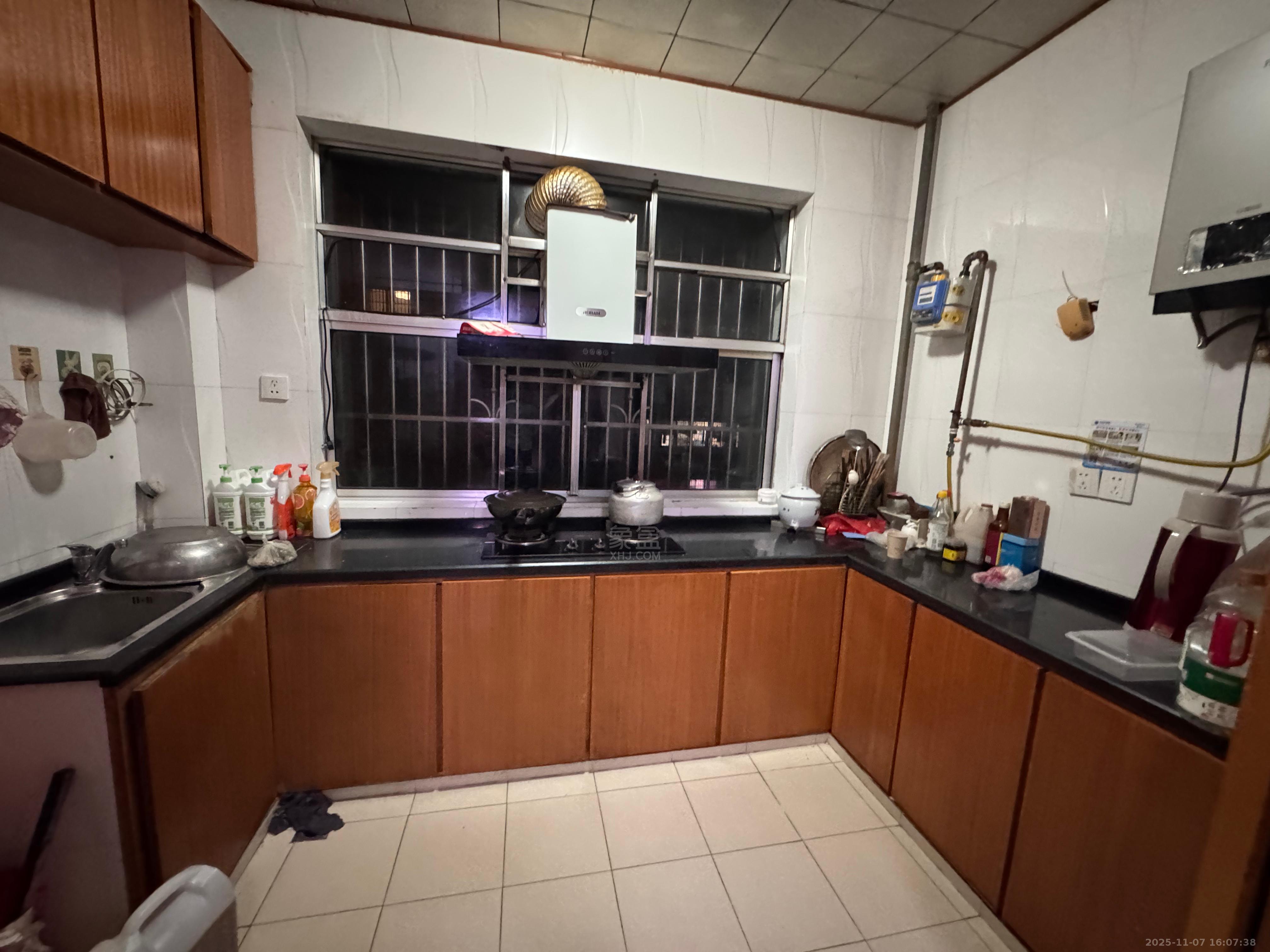 天台小区  3室2厅2卫    1300.0元/月室内图