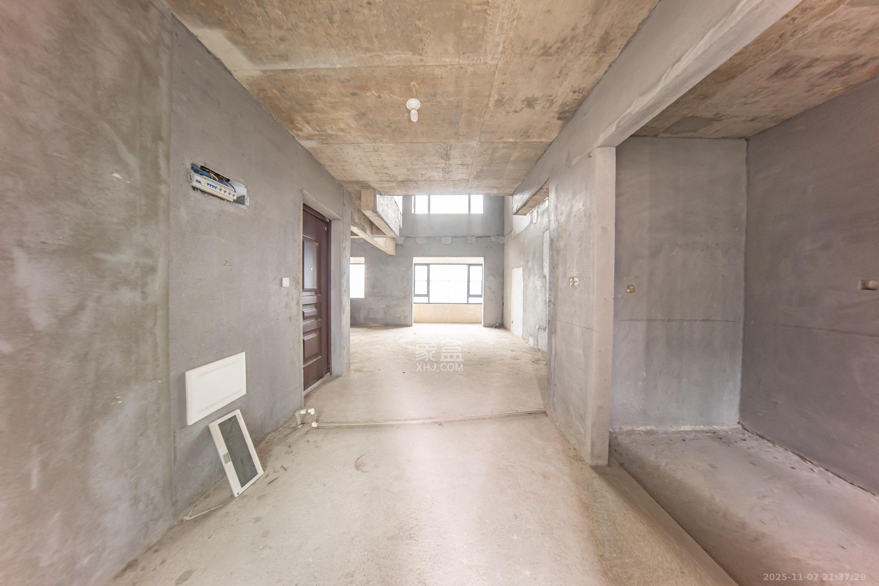 汉高学士府 4室2厅2卫 107.0万 汉高学士府 4室2厅2卫 107.0万客厅