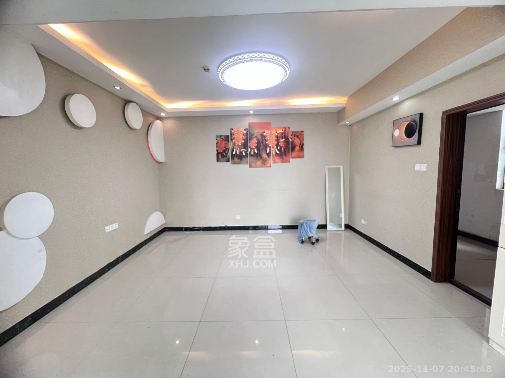 上河国际F座  3室2厅2卫    2600.0元/月