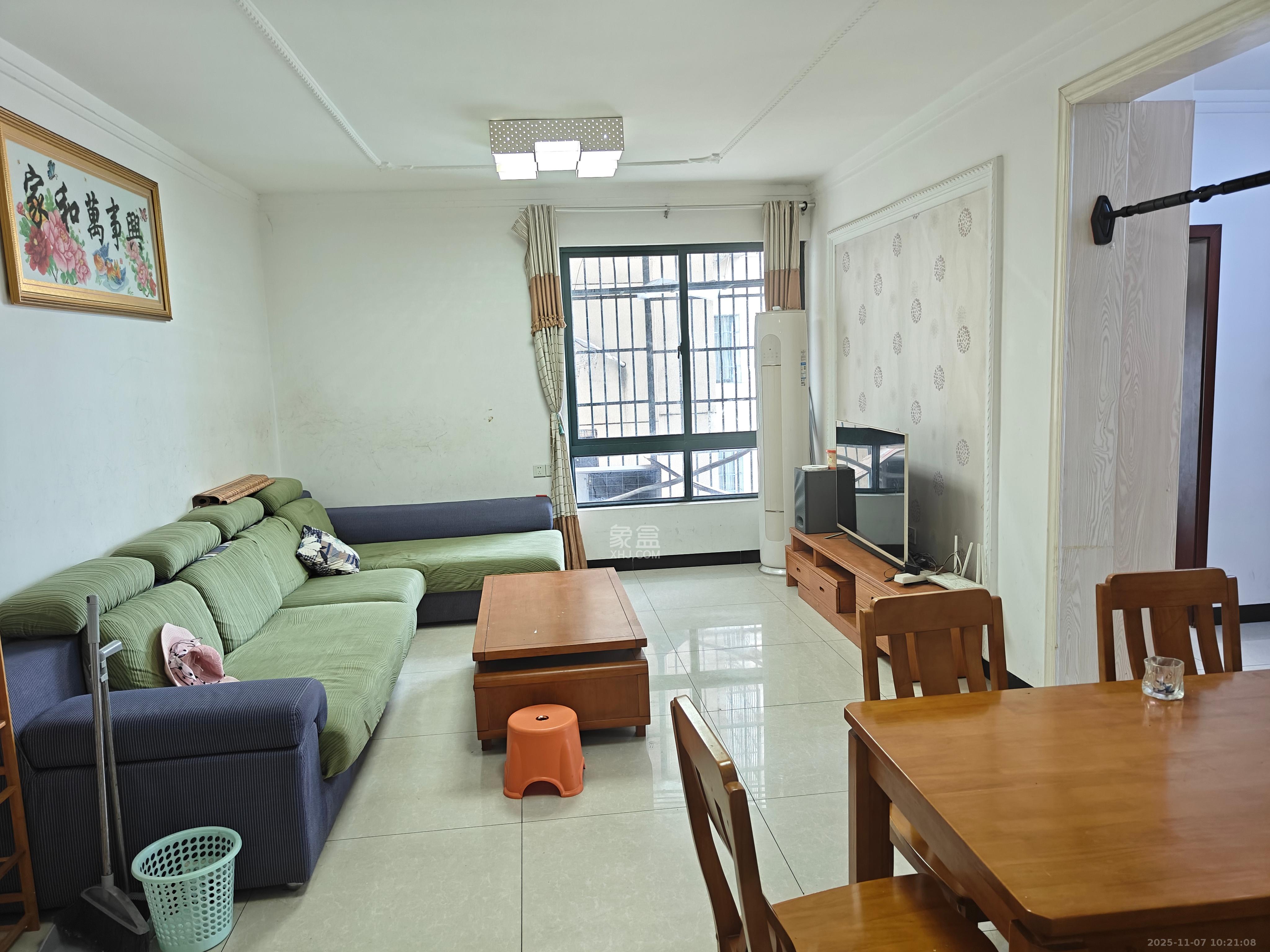 尊邸华庭  3室2厅1卫    2000.0元/月