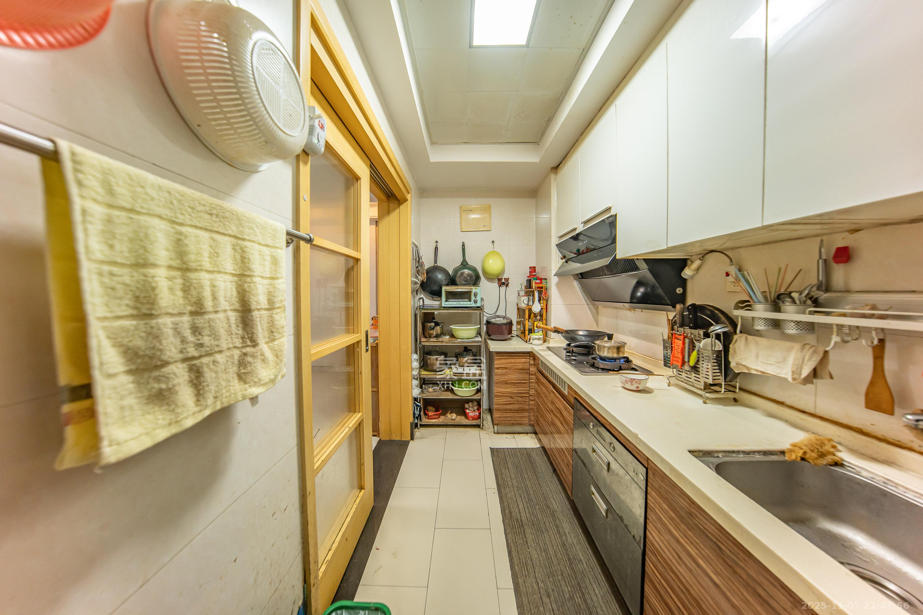 中海国际四期 3室2厅2卫 70.0万 中海国际四期 3室2厅2卫 70.0万厨房