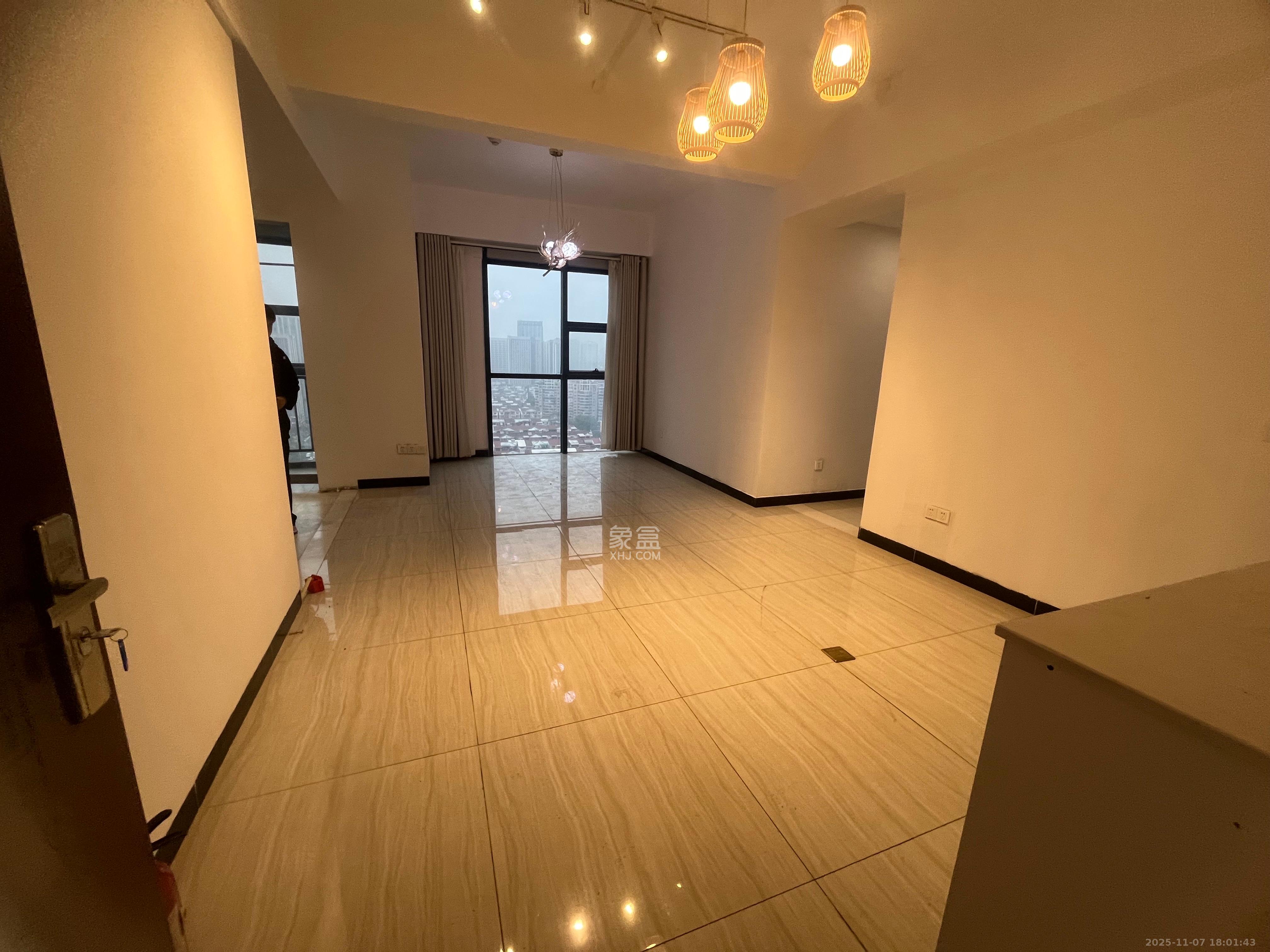 万坤图财富广场  3室1厅1卫    4500.0元/月室内图