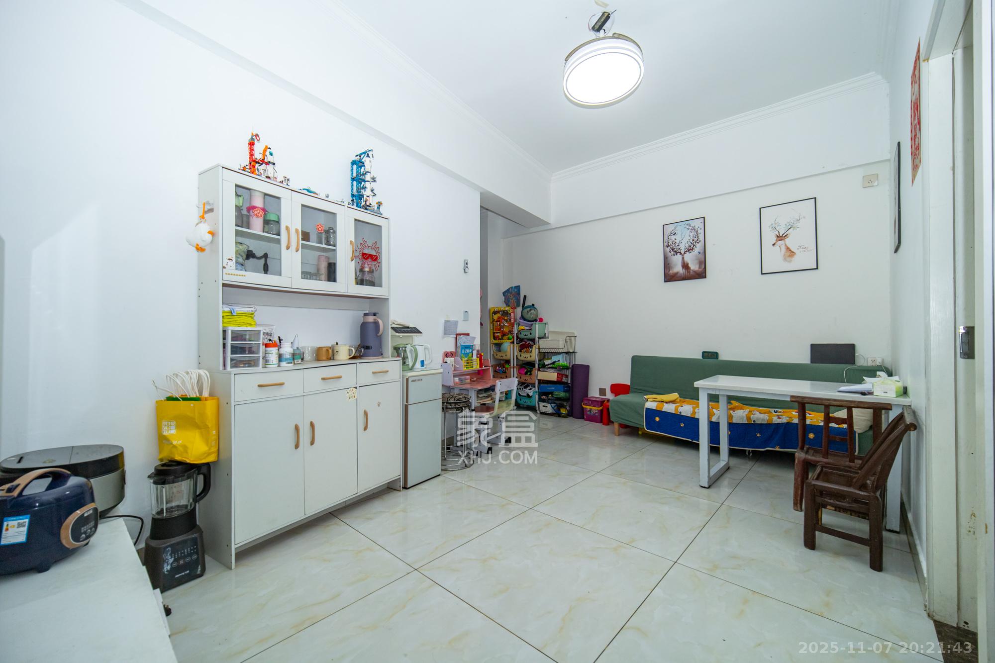 香槟小镇(香槟花苑) 2室1厅1卫 29.8万 香槟小镇(香槟花苑) 2室1厅1卫 29.8万客厅