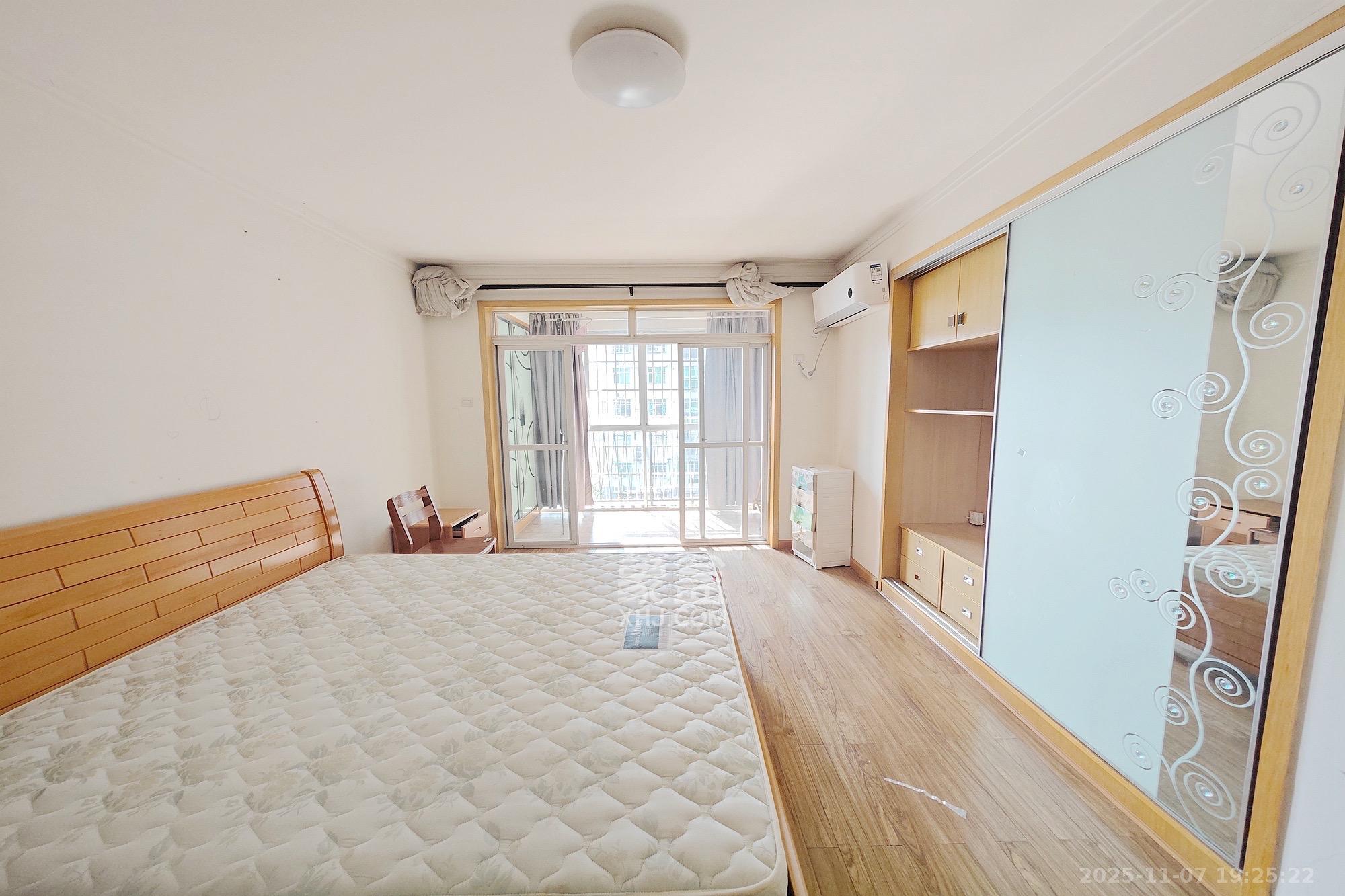 官塘公寓  3室2厅2卫    2000.0元/月室内图