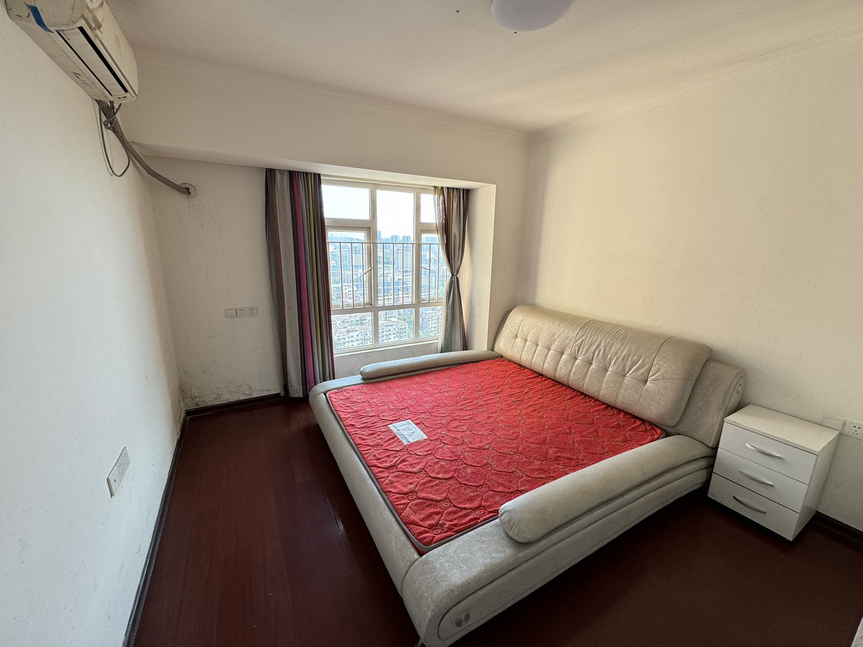 米兰春天  4室2厅2卫    2200.0元/月户型图