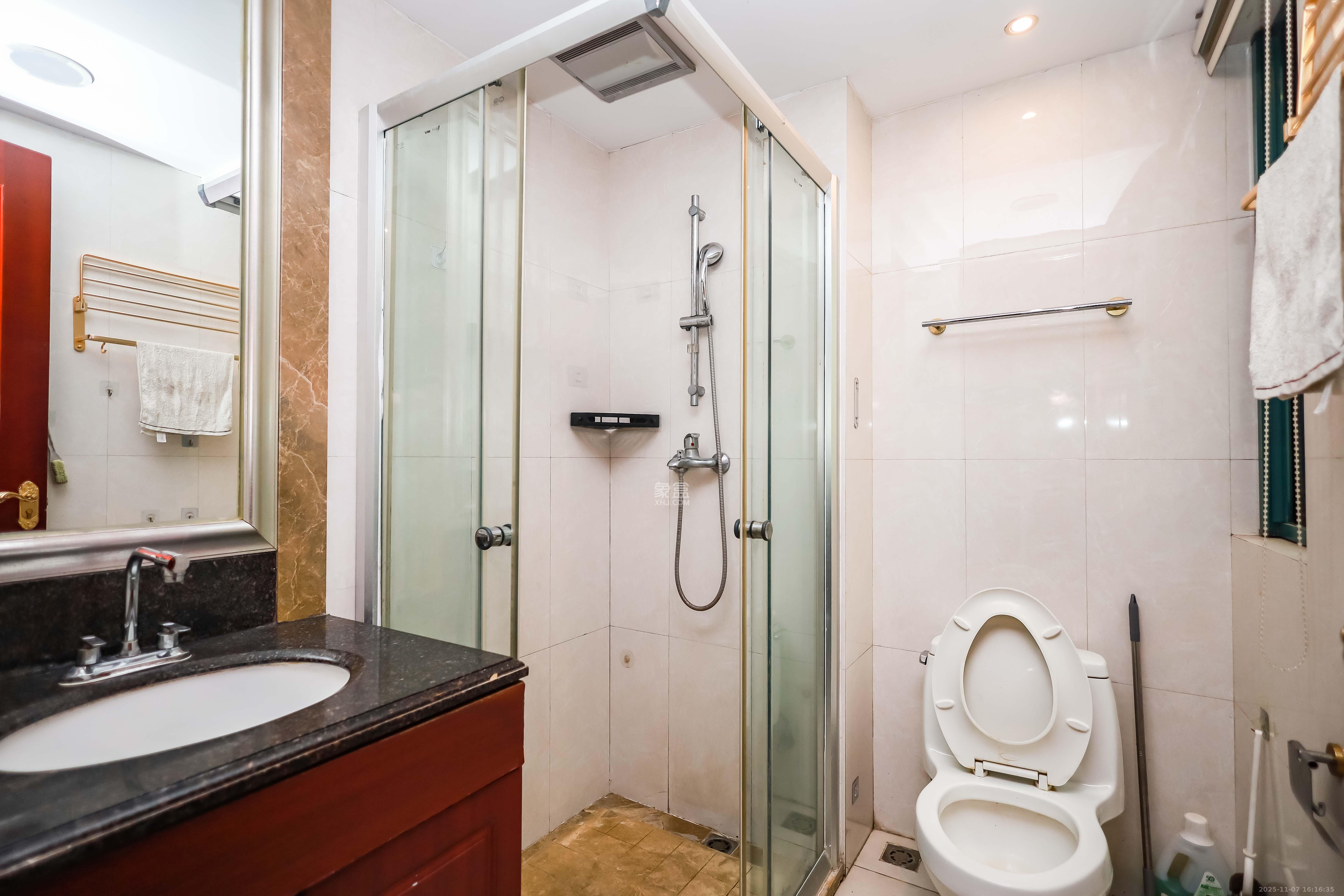 恒大华府  3室2厅1卫    108.0万卫生间