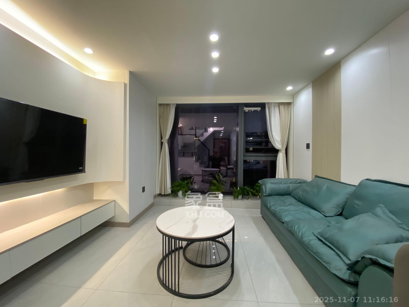 卓越中寰  2室1厅1卫    2700.0元/月