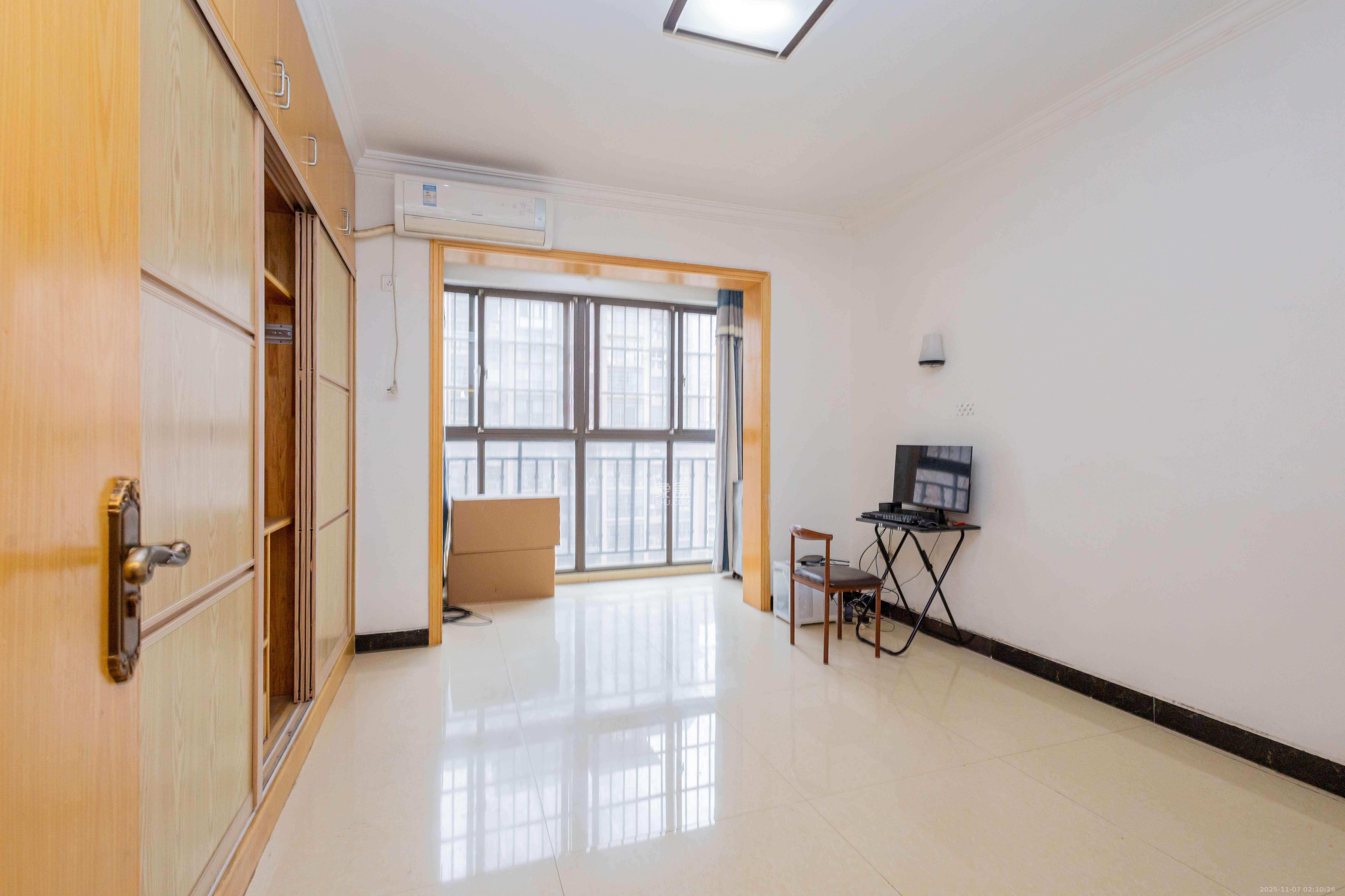 紫云阁  4室2厅2卫    71.8万卧室